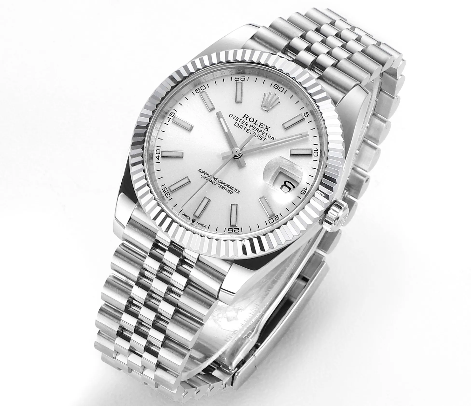 【High-end replica】💰1160! 【Customized all-in-one machine】💰1720! [Top replica] Private chat! ! ! The Rolex Datejust 41mm series creates a classic watch model. 1: The movement adopts Swiss 3235 movement. 2: In terms of material, the overall material is made of 904 steel. The curvature of the side of the case is polished in place, and the thickness of the side is consistent with the original. 3: Classic dog tooth collar. The platinum (electroplated) ring presents a radiant light effect that is extremely close to the original version, and the triangular pit pattern is clean and neat. 4: The watch mirror is made of real sapphire mirror, which increases the transparency of the watch. At the same time, it has been treated with anti-glare technology, making it very convenient to read watch data and has high hardness. 5: The only synchronous original thickness in the market is 11.5mm. This picture was taken in top reproduction quality!