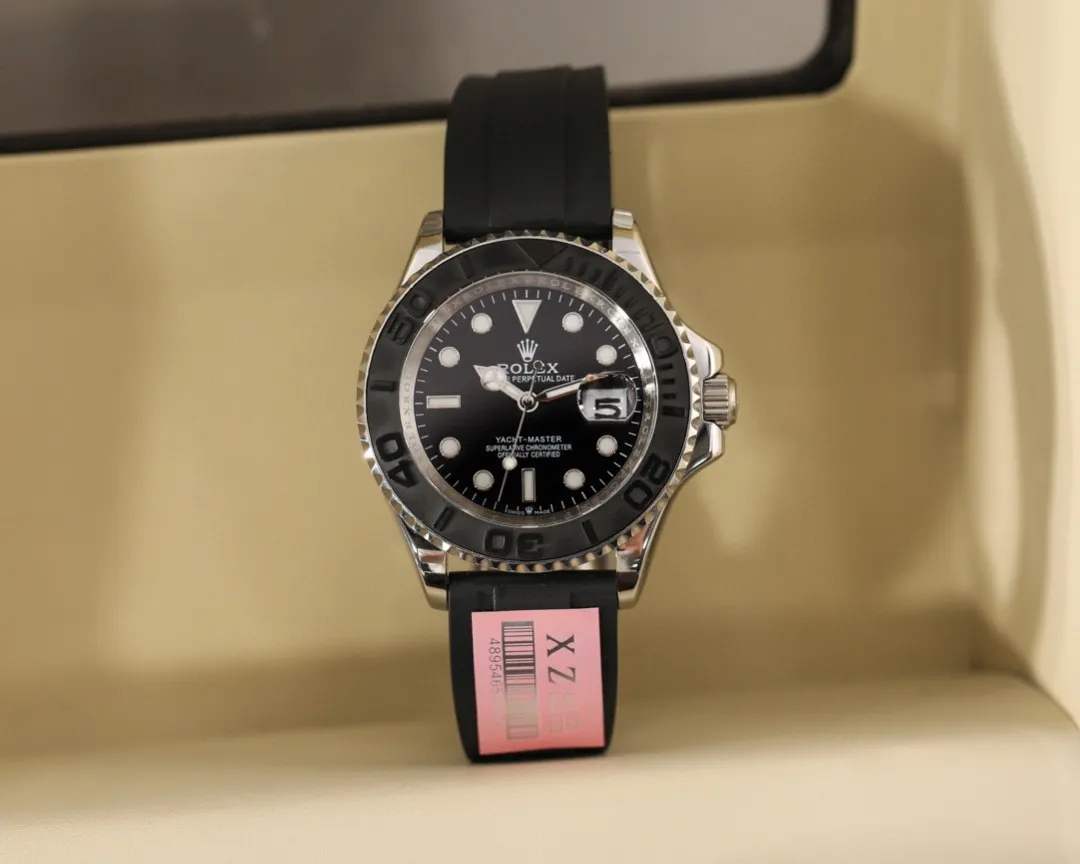 [High-end replica] 💰970 Rolex yacht series watch, top-grade 316L stainless steel case, 316 stainless steel strap, top-grade mineral crystal glass size: diameter 40mm, thickness 12mm, equipped with imported Citizen 8215 automatic mechanical movement, which dilutes some male masculinity and adds fashionable, noble, unhurried and calm charm. In particular, this watch is the first time that the Yacht-Master series is paired with a black dial. Like white, it is a very good base color. It can not only clearly highlight other colors, but also give the watch stability. The dial is inlaid with three-dimensional square blocks as time scales. The rose gold hands are faceted and coated with luminous material, which is warm and three-dimensional. Not to mention, it is very clear and easy to read. This watch has a diameter of 40 mm, a rotating outer ring, a black matte ceramic bezel, and brightly polished three-dimensional numerals. It not only fits comfortably on the wrist, but is also very stable when worn. Automatic mechanical anti-scratch mirror ceramic ring💥