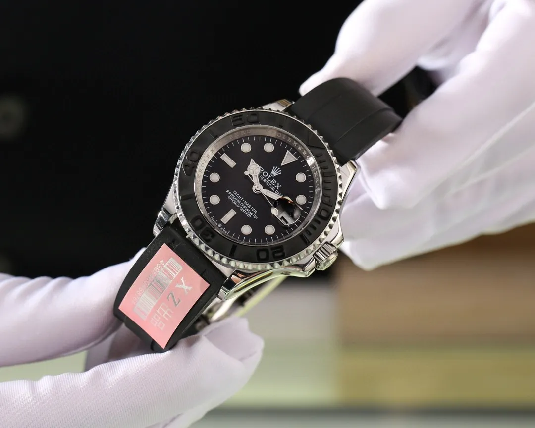 [High-end replica] 💰970 Rolex yacht series watch, top-grade 316L stainless steel case, 316 stainless steel strap, top-grade mineral crystal glass size: diameter 40mm, thickness 12mm, equipped with imported Citizen 8215 automatic mechanical movement, which dilutes some male masculinity and adds fashionable, noble, unhurried and calm charm. In particular, this watch is the first time that the Yacht-Master series is paired with a black dial. Like white, it is a very good base color. It can not only clearly highlight other colors, but also give the watch stability. The dial is inlaid with three-dimensional square blocks as time scales. The rose gold hands are faceted and coated with luminous material, which is warm and three-dimensional. Not to mention, it is very clear and easy to read. This watch has a diameter of 40 mm, a rotating outer ring, a black matte ceramic bezel, and brightly polished three-dimensional numerals. It not only fits comfortably on the wrist, but is also very stable when worn. Automatic mechanical anti-scratch mirror ceramic ring💥