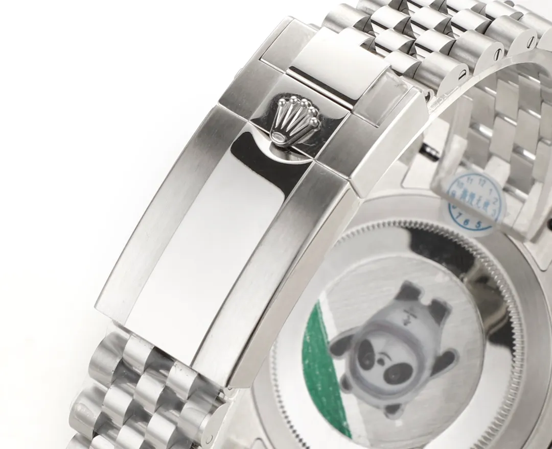 Factory C made a major breakthrough and recreated the pinnacle of the Rolex GMT-Master (Coca-Cola) one-piece red and blue ceramic ring. 🎮RK5 is the only ceramic ring in the market that is comparable to the color of the genuine product. It is shockingly launched. The steel is made of authentic imported 904L raw materials, forged and polished, and is equipped with the 3186/3285 all-in-one fully automatic mechanical movement, which is consistent with the original product. It has accurate and stable travel time. Professional testing and inspection, zero repairs! 🎮 Genuine consistent GMT needle on the second layer and quick time adjustment to adjust the calendar, 40mm, 904L steel case bracelet, sapphire mirror, super luminous, two-way ceramic rotating bezel, folding buckle. Please look for the exclusive high-end quality code: NV126688, exclusive Huan logo. Welcome to reprint! (Comes with the same screwdriver as pictured/Same day shipping)
