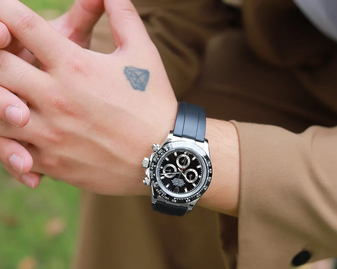 【High-end replica】💰1160! Rolex Daytona Series [Movement] A customized three-eye enlarged version of the fully automatic mechanical movement is used to ensure that the distance between the three function dials is consistent with the genuine product. [Case] ​​40mmX13mm deep black ceramic solid outer ring with tachymeter scale (made of real ceramic technology, non-scratchable, never faded, texture consistent with the genuine product) [Dial] Function dial fonts and dial logos are superimposed and printed using a superimposed printing process. There will be a slight bulge when viewed from the side. The background texture of the disk has been filtered and corrected countless times to ensure that it is 100% consistent with the original. The Rolex metal LOGO on it is separately molded, and it can be compared to the original in terms of three-dimensionality and roundness. The easy-to-read Chroma light luminous display is equipped with long-lasting luminous material. [Mirror] Flat sapphire crystal glass is scratch-resistant, and the effect will never be ghosted, consistent with the original product. ⚠️⚠️ (Six-digit Rolex’s unique anti-counterfeiting mark, small crown👑) [Buckle] Made of imported 316 steel and polished from 1:1 parts. The inner side is sanded and corroded by the Rolex steel seal. The outer buckle safety ring is exactly the same as the original one.