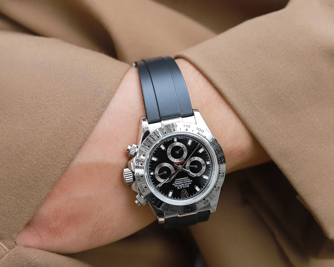 【High-end replica】💰1160! Rolex Daytona Series [Movement] A customized three-eye enlarged version of the fully automatic mechanical movement is used to ensure that the distance between the three function dials is consistent with the genuine product. [Case] ​​40mmX13mm deep black ceramic solid outer ring with tachymeter scale (made of real ceramic technology, non-scratchable, never faded, texture consistent with the genuine product) [Dial] Function dial fonts and dial logos are superimposed and printed using a superimposed printing process. There will be a slight bulge when viewed from the side. The background texture of the disk has been filtered and corrected countless times to ensure that it is 100% consistent with the original. The Rolex metal LOGO on it is separately molded, and it can be compared to the original in terms of three-dimensionality and roundness. The easy-to-read Chroma light luminous display is equipped with long-lasting luminous material. [Mirror] Flat sapphire crystal glass is scratch-resistant, and the effect will never be ghosted, consistent with the original product. ⚠️⚠️ (Six-digit Rolex’s unique anti-counterfeiting mark, small crown👑) [Buckle] Made of imported 316 steel and polished from 1:1 parts. The inner side is sanded and corroded by the Rolex steel seal. The outer buckle safety ring is exactly the same as the original one.