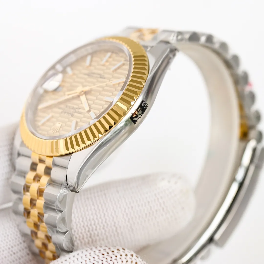 Factory C’s new masterpiece! The Rolex Datejust series continues to improve the re-engraving effect, and the ROLEX Rolex gold, rose, and stainless steel research spirit of continuous improvement, especially the industry recognition of the five artifacts, currently sales have been on an upward trend! [Size] Diameter 41mm [Mirror] Anti-scratch blue crystal glass, anti-reflective convex magnifying calendar window [Case] ​​316L stainless steel, the crown is the same as the counter! The white shell is a rod below the crown! The golden shell is the two points below the crown! The side of the case is consistent with the original version and has an anti-counterfeiting QR code added. [Movement] Seagull 2824 automatic mechanical movement, ensuring the stability of the movement! [Watch strap] The strap tips of the Oyster three-piece and five-piece straps are consistent with the original ones. They are assembled in 5 pieces and are very difficult to assemble! The strap head is more detailed and optimized! The folding clasp of the watch chain is as easy to buckle as at the counter, and the details of the watch buckle are also well engraved!  Excellent replica and sincere masterpiece! Let's do it together once and for all! Welcome all cousins ​​to taste it!