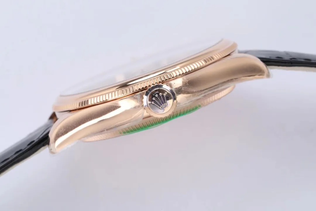 New product in 2023, EW Rolex Cellini Chrono 39 1⃣️ is equipped with 3132 automatic winding movement and has no redundant calendar files. 2⃣️Integrated middle case, screw-in bottom cover and winding crown. 3⃣️The structural dimensions and thickness are the same as the original ones, with a diameter of 39 mm and a thickness of 11.5 mm. 4⃣️Domed sapphire glass, top-notch Italian fully-wrapped cowhide leather straps, synchronizing the timing, thickness, and structure with the original.