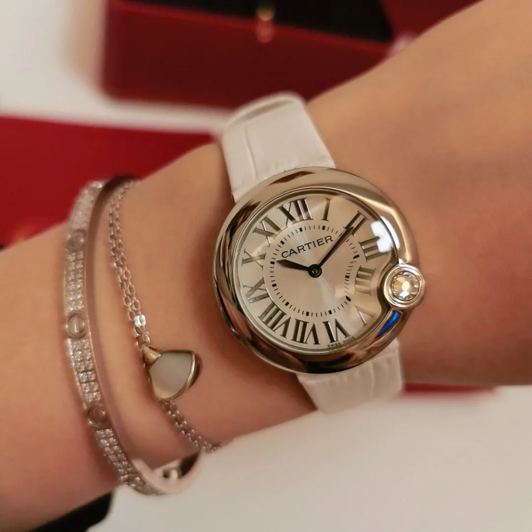 【Foreign trade import】💰1120! Upgraded version, quality upgrade without price increase. The whitest balloon and gray and black strap are closer to the original product! Cartier Ballon Blanc de Cartier series! Size 30mm! Counter genuine synchronized version! I fell in love with the white balloon at first sight! "Haze Gray" is super white! The biggest difference between the white balloon and the blue balloon is that there is a rhombus diamond in the fourth position! The low-key leather strap complements the luster of the electroplated 18k rose gold dial! The latest styles from the counter will not be as popular as blue balloons! (1)Swiss Ronda quartz movement➕(2)With fisheye sapphire mirror glass, the crown at 4 o'clock is set with a 0.14 carat diamond! The color perfectly restores the real diamond! Rhombus-shaped diamonds are different from ordinary zircons on the market! (3) Silver Roman font, not blue! The grilled blue needle hands have also been changed to rose gold! (4) We also spend a lot of money on the watch strap to achieve genuine 1:1 quality and match it with Italian cowhide.