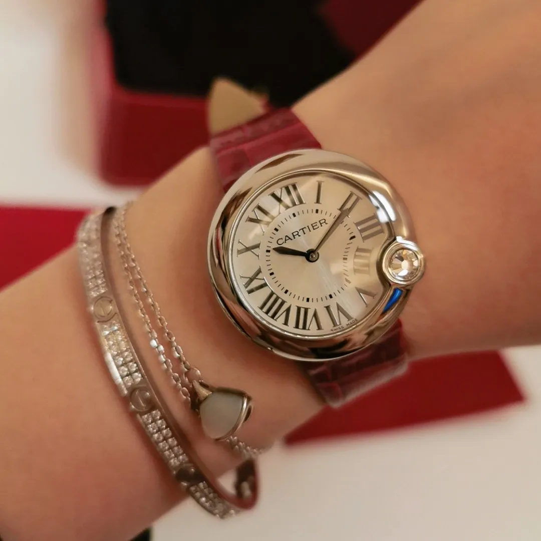 【Foreign trade import】💰1120! Upgraded version, quality upgrade without price increase. The whitest balloon and gray and black strap are closer to the original product! Cartier Ballon Blanc de Cartier series! Size 30mm! Counter genuine synchronized version! I fell in love with the white balloon at first sight! "Haze Gray" is super white! The biggest difference between the white balloon and the blue balloon is that there is a rhombus diamond in the fourth position! The low-key leather strap complements the luster of the electroplated 18k rose gold dial! The latest styles from the counter will not be as popular as blue balloons! (1)Swiss Ronda quartz movement➕(2)With fisheye sapphire mirror glass, the crown at 4 o'clock is set with a 0.14 carat diamond! The color perfectly restores the real diamond! Rhombus-shaped diamonds are different from ordinary zircons on the market! (3) Silver Roman font, not blue! The grilled blue needle hands have also been changed to rose gold! (4) We also spend a lot of money on the watch strap to achieve genuine 1:1 quality and match it with Italian cowhide.