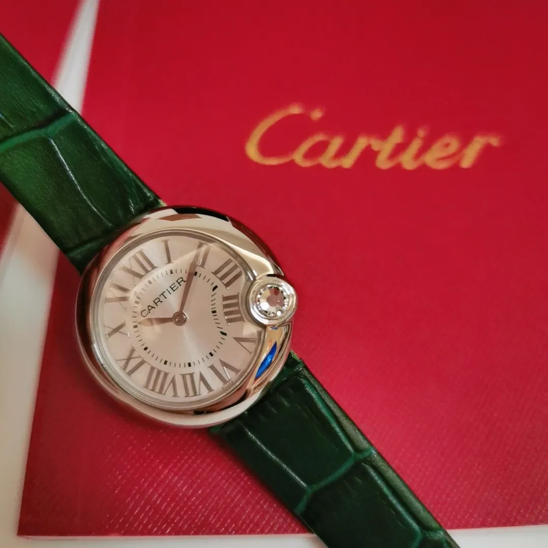 【Foreign trade import】💰1120! Upgraded version, quality upgrade without price increase. The whitest balloon and gray and black strap are closer to the original product! Cartier Ballon Blanc de Cartier series! Size 30mm! Counter genuine synchronized version! I fell in love with the white balloon at first sight! "Haze Gray" is super white! The biggest difference between the white balloon and the blue balloon is that there is a rhombus diamond in the fourth position! The low-key leather strap complements the luster of the electroplated 18k rose gold dial! The latest styles from the counter will not be as popular as blue balloons! (1)Swiss Ronda quartz movement➕(2)With fisheye sapphire mirror glass, the crown at 4 o'clock is set with a 0.14 carat diamond! The color perfectly restores the real diamond! Rhombus-shaped diamonds are different from ordinary zircons on the market! (3) Silver Roman font, not blue! The grilled blue needle hands have also been changed to rose gold! (4) We also spend a lot of money on the watch strap to achieve genuine 1:1 quality and match it with Italian cowhide.
