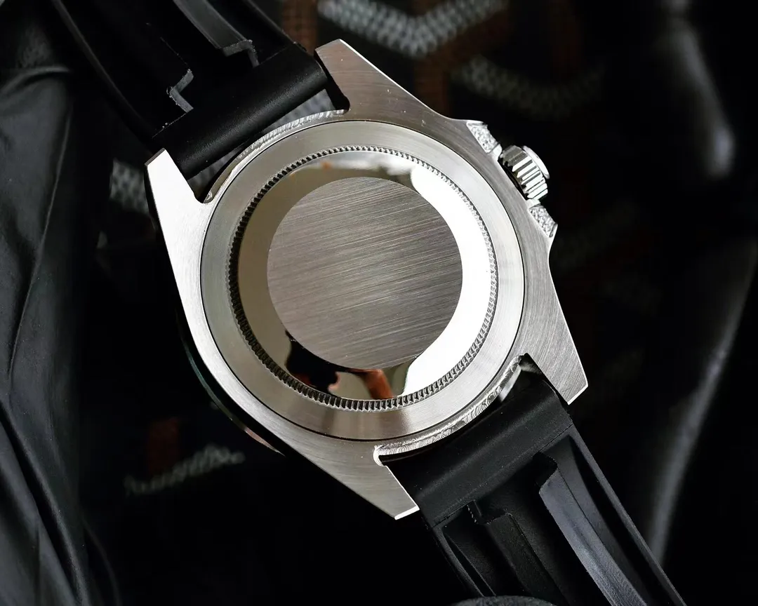 【Customized all-in-one machine】💰1920! Rolex's top toy addict, if you don't like fake street watches, he will definitely be your best friend. Rolex's most classic Submariner Submariner was used as the prototype. After a second modification of the ring, it was then inlaid with top-quality natural stones. It is very shiny and extremely difficult. It is currently the most sparkling craftsmanship of the same material. The movement adopts a fully automatic mechanical movement, with super luminous characters. The tape is specially customized with a mold to make elbows, which completely fits the case. The 2cm flexible adjustment buckle inside the buckle makes it easy to adjust the size. Profession creates the future, once and for all. Size 40mm!