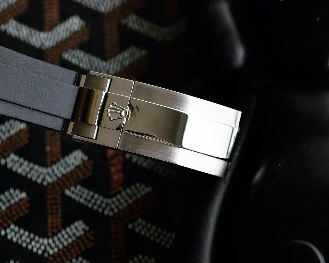 【Customized all-in-one machine】💰1920! Rolex's top toy addict, if you don't like fake street watches, he will definitely be your best friend. Rolex's most classic Submariner Submariner was used as the prototype. After a second modification of the ring, it was then inlaid with top-quality natural stones. It is very shiny and extremely difficult. It is currently the most sparkling craftsmanship of the same material. The movement adopts a fully automatic mechanical movement, with super luminous characters. The tape is specially customized with a mold to make elbows, which completely fits the case. The 2cm flexible adjustment buckle inside the buckle makes it easy to adjust the size. Profession creates the future, once and for all. Size 40mm!