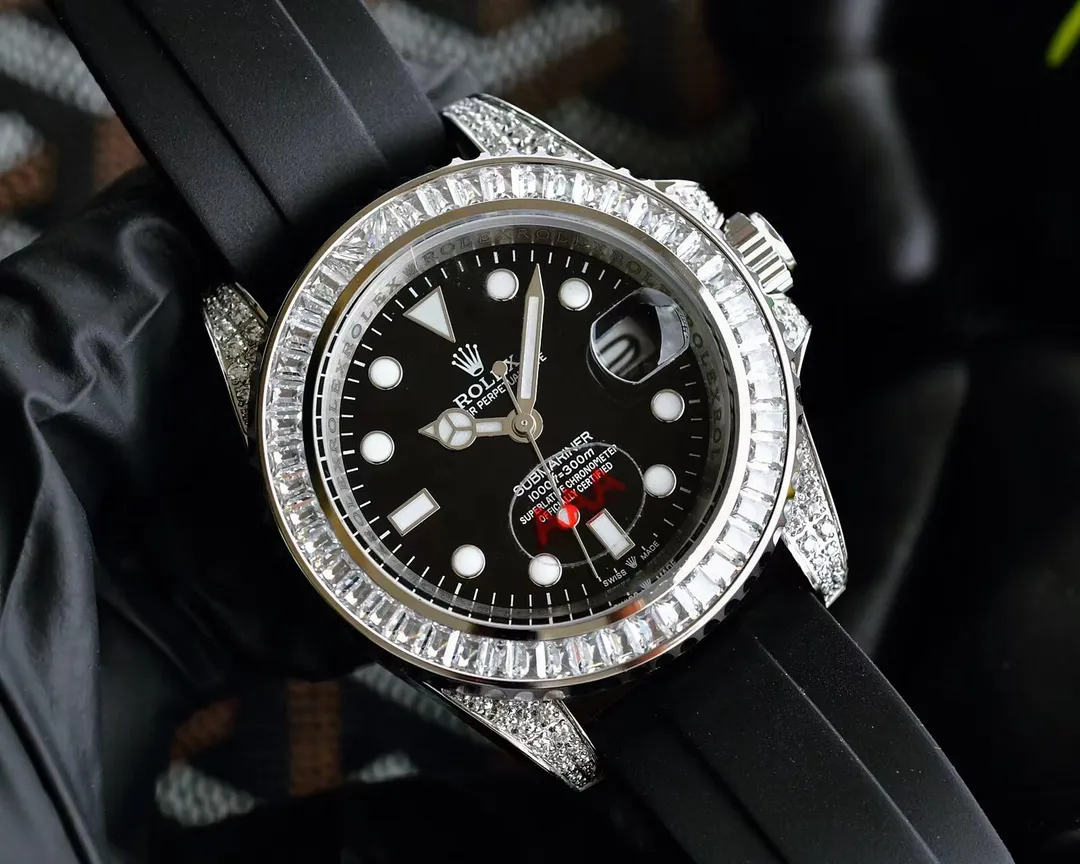 【Customized all-in-one machine】💰1920! Rolex's top toy addict, if you don't like fake street watches, he will definitely be your best friend. Rolex's most classic Submariner Submariner was used as the prototype. After a second modification of the ring, it was then inlaid with top-quality natural stones. It is very shiny and extremely difficult. It is currently the most sparkling craftsmanship of the same material. The movement adopts a fully automatic mechanical movement, with super luminous characters. The tape is specially customized with a mold to make elbows, which completely fits the case. The 2cm flexible adjustment buckle inside the buckle makes it easy to adjust the size. Profession creates the future, once and for all. Size 40mm!