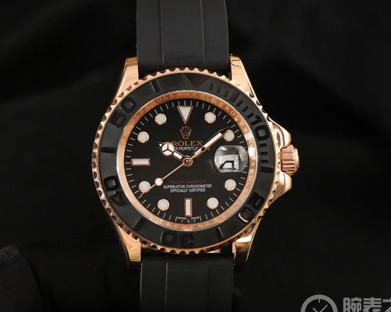 [High-end replica] 💰970 Rolex yacht series watch, top-grade 316L stainless steel case, 316 stainless steel strap, top-grade mineral crystal glass size: diameter 40mm, thickness 12mm, equipped with imported Citizen 8215 automatic mechanical movement, which dilutes some male masculinity and adds fashionable, noble, unhurried and calm charm. In particular, this watch is the first time that the Yacht-Master series is paired with a black dial. Like white, it is a very good base color. It can not only clearly highlight other colors, but also give the watch stability. The dial is inlaid with three-dimensional square blocks as time scales. The rose gold hands are faceted and coated with luminous material, which is warm and three-dimensional. Not to mention, it is very clear and easy to read. This watch has a diameter of 40 mm, a rotating outer ring, a black matte ceramic bezel, and brightly polished three-dimensional numerals. It not only fits comfortably on the wrist, but is also very stable when worn. Automatic mechanical anti-scratch mirror ceramic ring💥