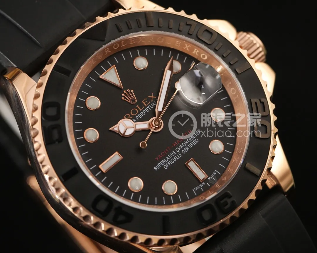[High-end replica] 💰970 Rolex yacht series watch, top-grade 316L stainless steel case, 316 stainless steel strap, top-grade mineral crystal glass size: diameter 40mm, thickness 12mm, equipped with imported Citizen 8215 automatic mechanical movement, which dilutes some male masculinity and adds fashionable, noble, unhurried and calm charm. In particular, this watch is the first time that the Yacht-Master series is paired with a black dial. Like white, it is a very good base color. It can not only clearly highlight other colors, but also give the watch stability. The dial is inlaid with three-dimensional square blocks as time scales. The rose gold hands are faceted and coated with luminous material, which is warm and three-dimensional. Not to mention, it is very clear and easy to read. This watch has a diameter of 40 mm, a rotating outer ring, a black matte ceramic bezel, and brightly polished three-dimensional numerals. It not only fits comfortably on the wrist, but is also very stable when worn. Automatic mechanical anti-scratch mirror ceramic ring💥