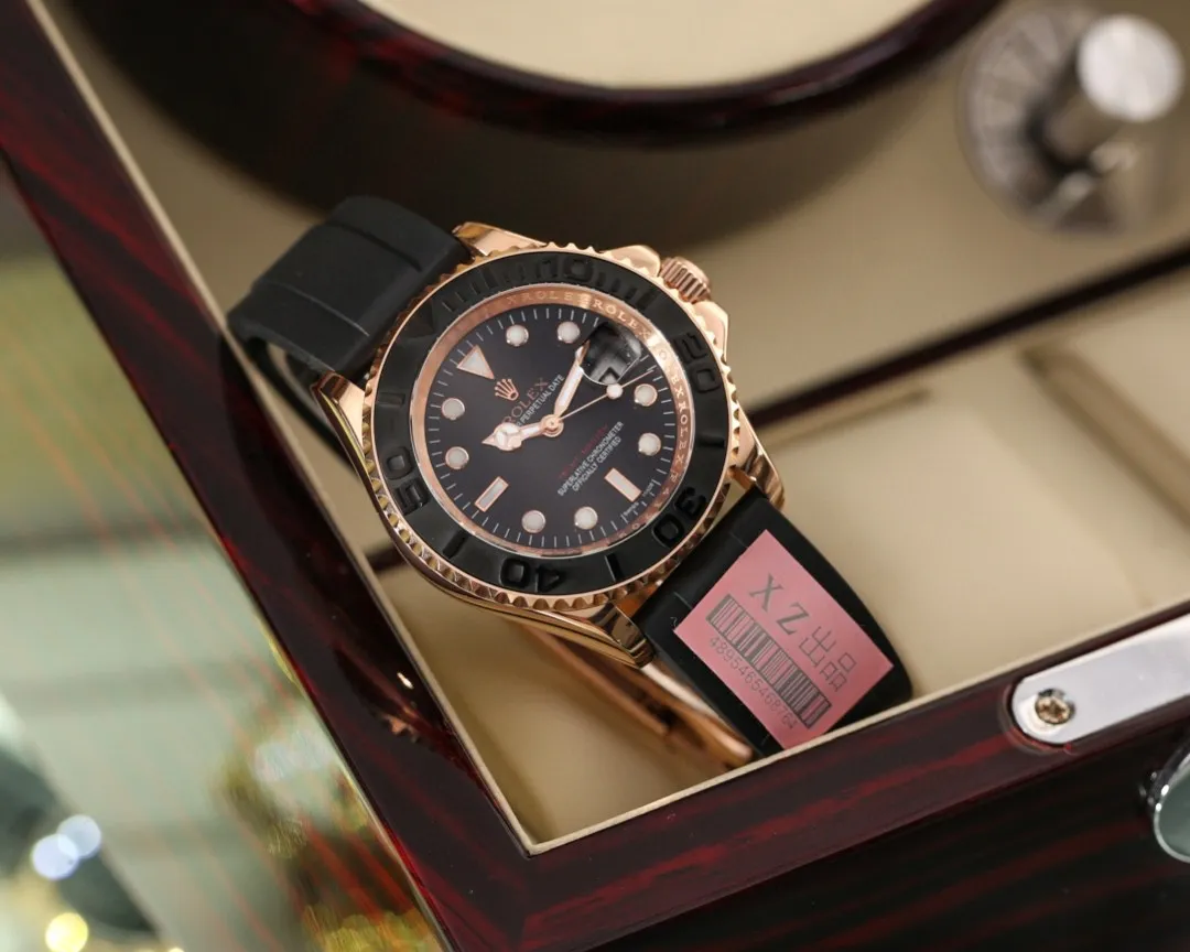 [High-end replica] 💰970 Rolex yacht series watch, top-grade 316L stainless steel case, 316 stainless steel strap, top-grade mineral crystal glass size: diameter 40mm, thickness 12mm, equipped with imported Citizen 8215 automatic mechanical movement, which dilutes some male masculinity and adds fashionable, noble, unhurried and calm charm. In particular, this watch is the first time that the Yacht-Master series is paired with a black dial. Like white, it is a very good base color. It can not only clearly highlight other colors, but also give the watch stability. The dial is inlaid with three-dimensional square blocks as time scales. The rose gold hands are faceted and coated with luminous material, which is warm and three-dimensional. Not to mention, it is very clear and easy to read. This watch has a diameter of 40 mm, a rotating outer ring, a black matte ceramic bezel, and brightly polished three-dimensional numerals. It not only fits comfortably on the wrist, but is also very stable when worn. Automatic mechanical anti-scratch mirror ceramic ring💥