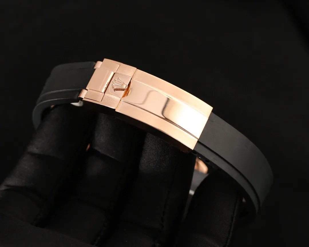 [High-end replica] 💰970 Rolex yacht series watch, top-grade 316L stainless steel case, 316 stainless steel strap, top-grade mineral crystal glass size: diameter 40mm, thickness 12mm, equipped with imported Citizen 8215 automatic mechanical movement, which dilutes some male masculinity and adds fashionable, noble, unhurried and calm charm. In particular, this watch is the first time that the Yacht-Master series is paired with a black dial. Like white, it is a very good base color. It can not only clearly highlight other colors, but also give the watch stability. The dial is inlaid with three-dimensional square blocks as time scales. The rose gold hands are faceted and coated with luminous material, which is warm and three-dimensional. Not to mention, it is very clear and easy to read. This watch has a diameter of 40 mm, a rotating outer ring, a black matte ceramic bezel, and brightly polished three-dimensional numerals. It not only fits comfortably on the wrist, but is also very stable when worn. Automatic mechanical anti-scratch mirror ceramic ring💥