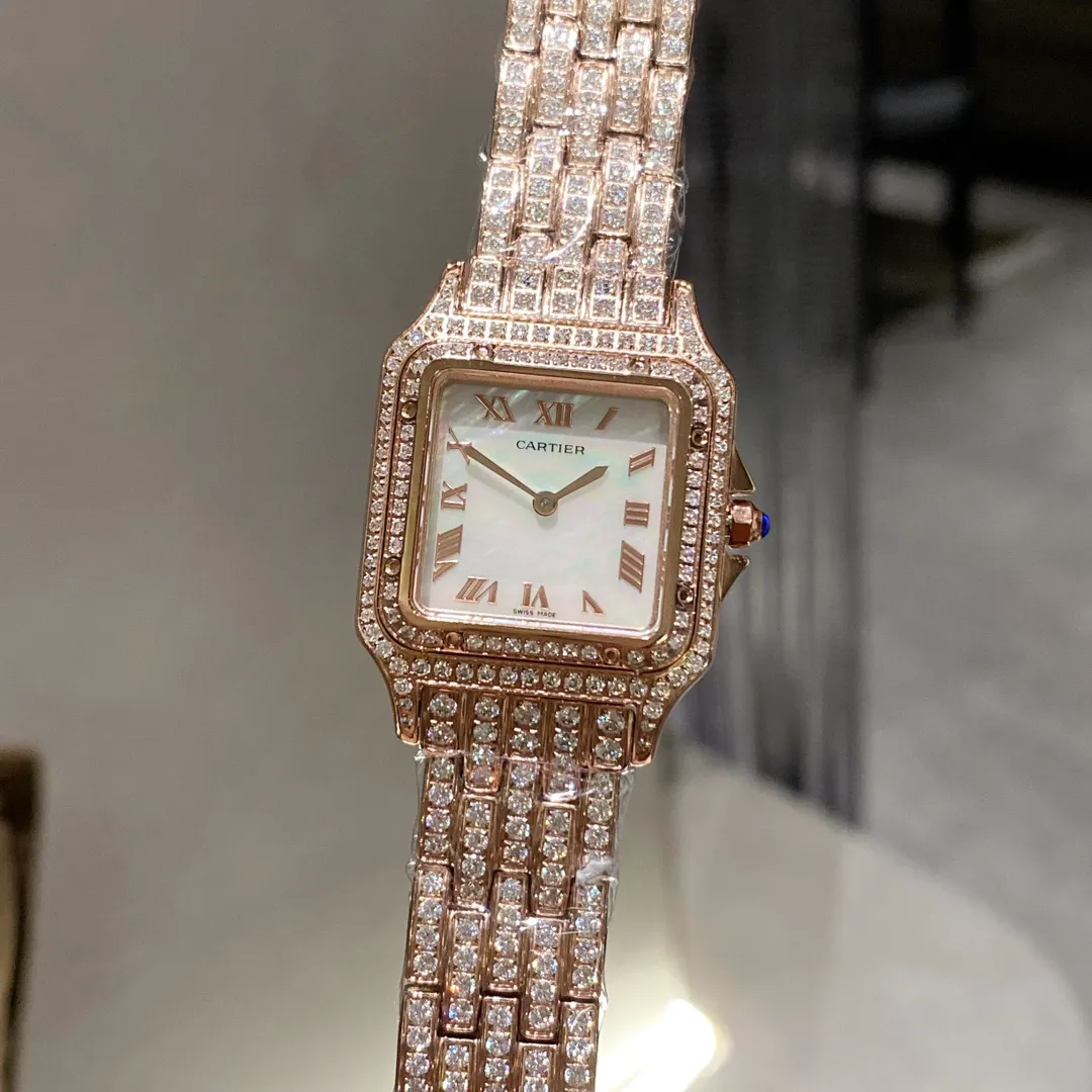 【Foreign trade import】💰2400! Luxury version of the full-diamond Cartier Panthère watch, gorgeous and unruly, is the aesthetic style conveyed by the Panthère de Cartier Cheetah. Its lines are smooth, charming, soft and docile on the wrist, as if dancing on the skin. The unique shape highlights a mature, elegant, confident and attractive female image. The case is one-piece, 27mm medium size, equipped with original Swiss quartz movement, 316L stainless steel case, crown set with a synthetic blue spinel, silver-plated dial, sword-shaped blue steel hands