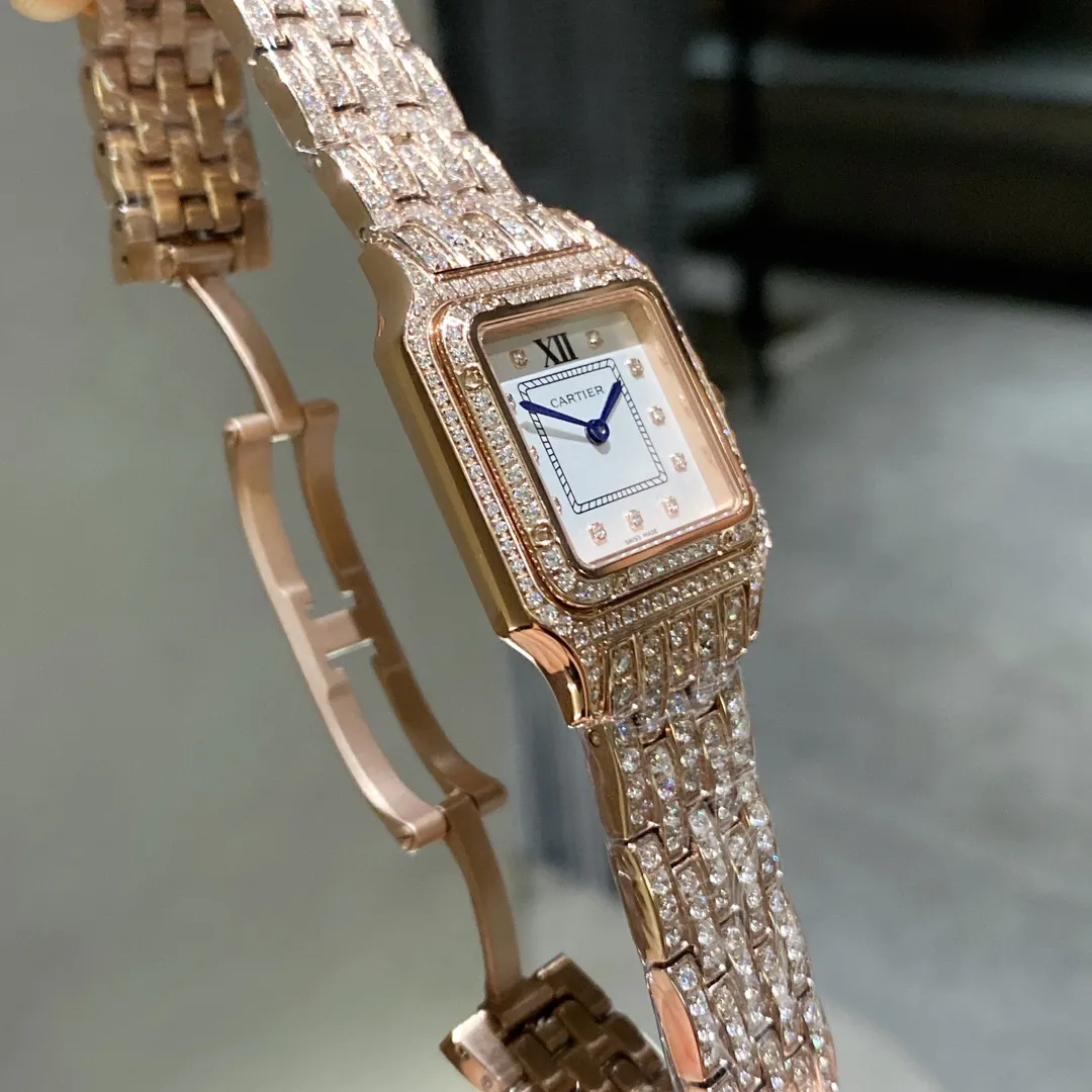 【Foreign trade import】💰2400! Luxury version of the full-diamond Cartier Panthère watch, gorgeous and unruly, is the aesthetic style conveyed by the Panthère de Cartier Cheetah. Its lines are smooth, charming, soft and docile on the wrist, as if dancing on the skin. The unique shape highlights a mature, elegant, confident and attractive female image. The case is one-piece, 27mm medium size, equipped with original Swiss quartz movement, 316L stainless steel case, crown set with a synthetic blue spinel, silver-plated dial, sword-shaped blue steel hands