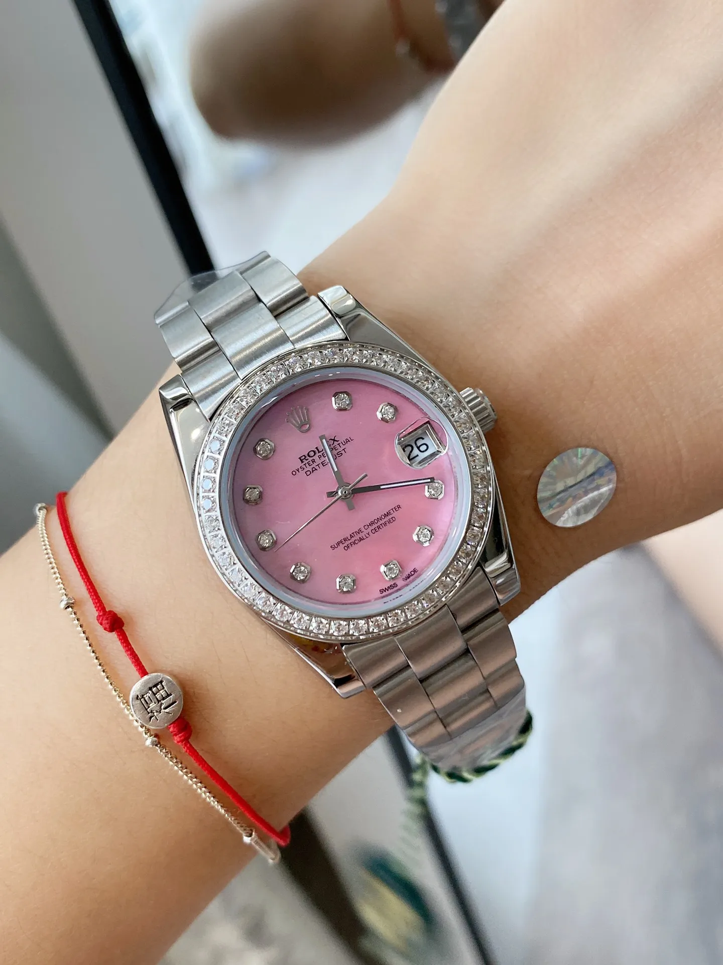 【Foreign trade import】💰840! The new Rolex Oyster is here, candy pearl oysters. Each one is so beautiful and charming, and it is no longer as old-fashioned as imagined. "Parallel bar" numerical displays are specially added at 3 o'clock, 6 o'clock and 9 o'clock on the dial. With the reduced size, the 31mm model is more eye-catching in the color of the dial! The unique and dynamic color scheme makes the new Oyster Perpetual more fashionable and youthful, making it lively! Rolex Calabash Oyster series, please choose your favorite color and be a domineering little woman