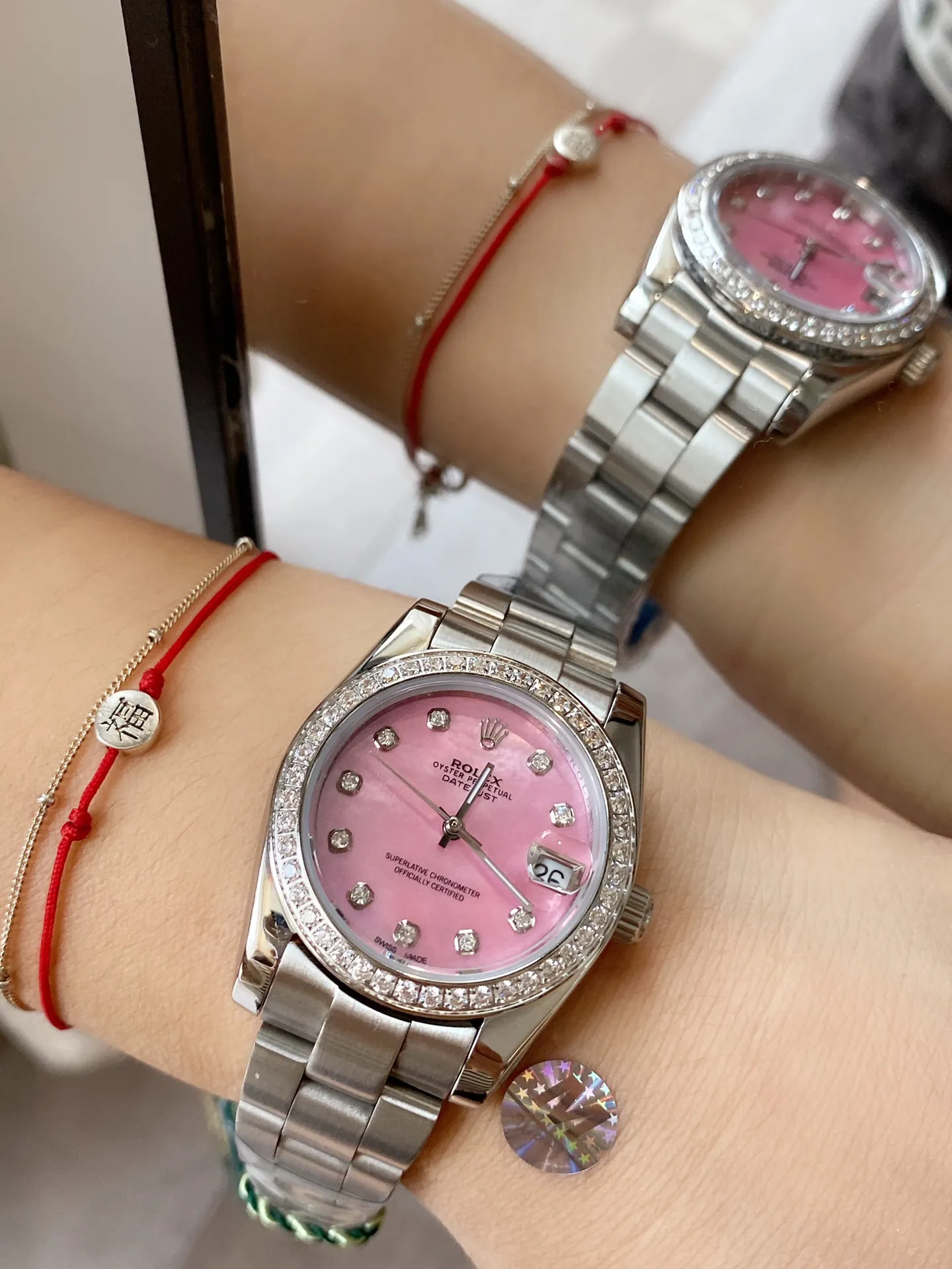 【Foreign trade import】💰840! The new Rolex Oyster is here, candy pearl oysters. Each one is so beautiful and charming, and it is no longer as old-fashioned as imagined. "Parallel bar" numerical displays are specially added at 3 o'clock, 6 o'clock and 9 o'clock on the dial. With the reduced size, the 31mm model is more eye-catching in the color of the dial! The unique and dynamic color scheme makes the new Oyster Perpetual more fashionable and youthful, making it lively! Rolex Calabash Oyster series, please choose your favorite color and be a domineering little woman