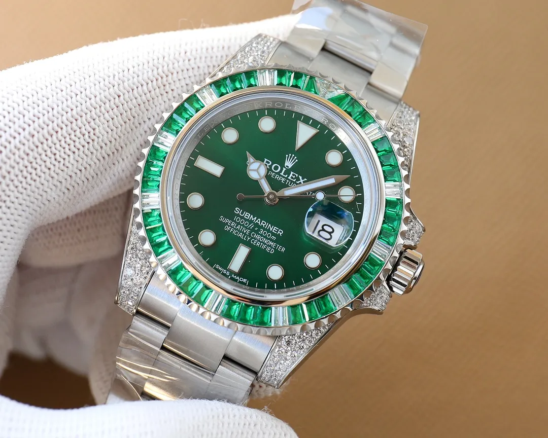 【Top Replica】💰4300! Rolex SUB Submariner customized version with diamonds on the back! The same style as the Ghost Scumbag, a fusion of luxurious sparkle and never-fading, making it the perfect choice for the classic trend! [Case] ​​Watch size 40mm. Every diamond/colored gem comes from Austria (the origin of Swarovski) and undergoes strict screening to ensure uniform color, size and fire, and is carefully set by professional jewelry setters. [Watch strap] Synchronized with the case, 904L Oyster steel perfectly restores the excellent strong and durable pedigree, and the effect is comparable to the original. [Movement] It is equipped with the top-level 2836 automatic winding movement, the king of movements in the replica world. 3135 integrated blue oil yarn, the king of cost-effectiveness is here, with a variety of choices, please watch friends from all walks of life to appreciate it! Welcome to reprint! 🔥Top quality products with constant quality🔥
