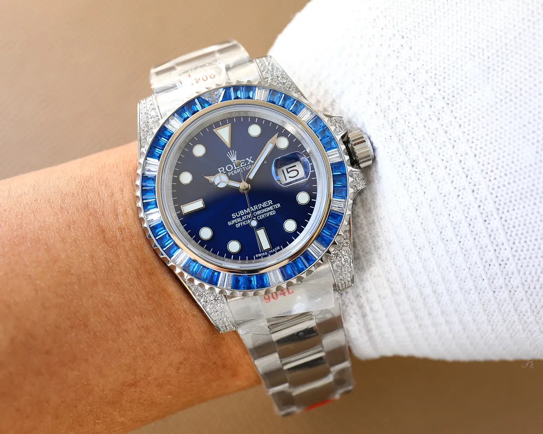 【Top Replica】💰4300! Rolex SUB Submariner customized version with diamonds on the back! The same style as the Ghost Scumbag, a fusion of luxurious sparkle and never-fading, making it the perfect choice for the classic trend! [Case] ​​Watch size 40mm. Every diamond/colored gem comes from Austria (the origin of Swarovski) and undergoes strict screening to ensure uniform color, size and fire, and is carefully set by professional jewelry setters. [Watch strap] Synchronized with the case, 904L Oyster steel perfectly restores the excellent strong and durable pedigree, and the effect is comparable to the original. [Movement] It is equipped with the top-level 2836 automatic winding movement, the king of movements in the replica world. 3135 integrated blue oil yarn, the king of cost-effectiveness is here, with a variety of choices, please watch friends from all walks of life to appreciate it! Welcome to reprint! 🔥Top quality products with constant quality🔥