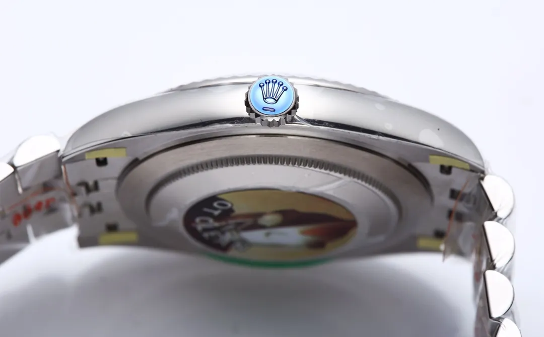 【High-end replica】💰1160! 【Customized all-in-one machine】💰1720! 【Top Replica】💰Private chat! Rolex Datejust watch series 41mm 1: The movement adopts Swiss 3235 movement. 2: In terms of material, the overall material is made of 904 steel. The curvature of the side of the case is polished in place, and the thickness of the side is consistent with the original. 3: Classic dog tooth collar. The platinum (electroplated) ring presents a radiant light effect that is extremely close to the original version, and the triangular pit pattern is clean and neat. 4: The watch mirror is made of real sapphire mirror, which increases the transparency of the watch. At the same time, it has been treated with anti-glare technology, making it very convenient to read watch data and has high hardness. 5: The only synchronous original thickness in the market is 11.5mm. This picture was taken in top reproduction quality!