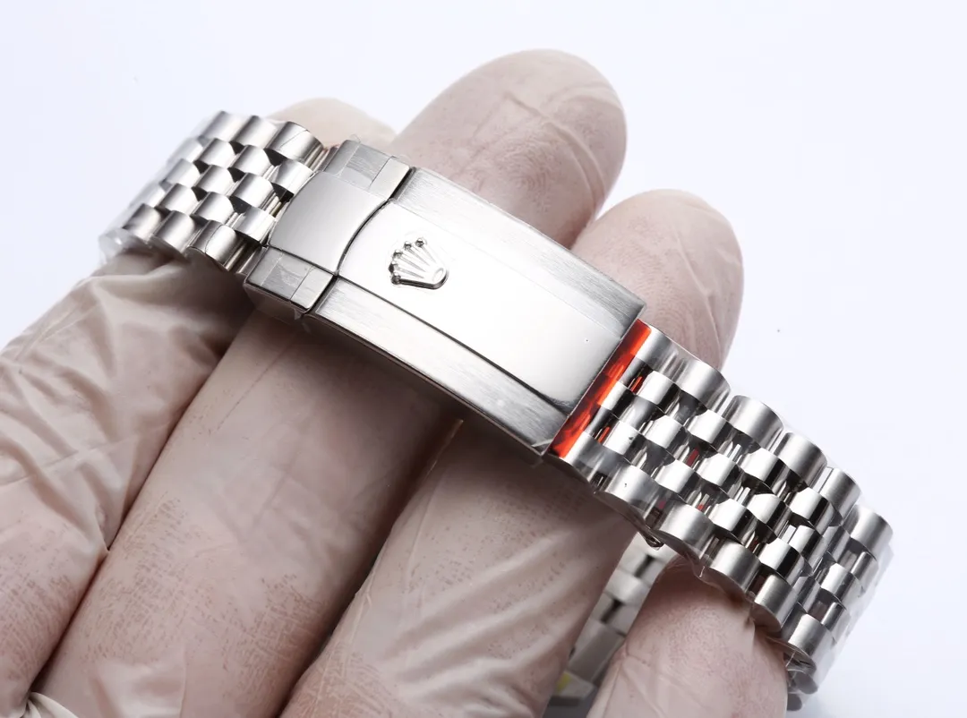 【High-end replica】💰1160! 【Customized all-in-one machine】💰1720! 【Top Replica】💰Private chat! Rolex Datejust watch series 41mm 1: The movement adopts Swiss 3235 movement. 2: In terms of material, the overall material is made of 904 steel. The curvature of the side of the case is polished in place, and the thickness of the side is consistent with the original. 3: Classic dog tooth collar. The platinum (electroplated) ring presents a radiant light effect that is extremely close to the original version, and the triangular pit pattern is clean and neat. 4: The watch mirror is made of real sapphire mirror, which increases the transparency of the watch. At the same time, it has been treated with anti-glare technology, making it very convenient to read watch data and has high hardness. 5: The only synchronous original thickness in the market is 11.5mm. This picture was taken in top reproduction quality!