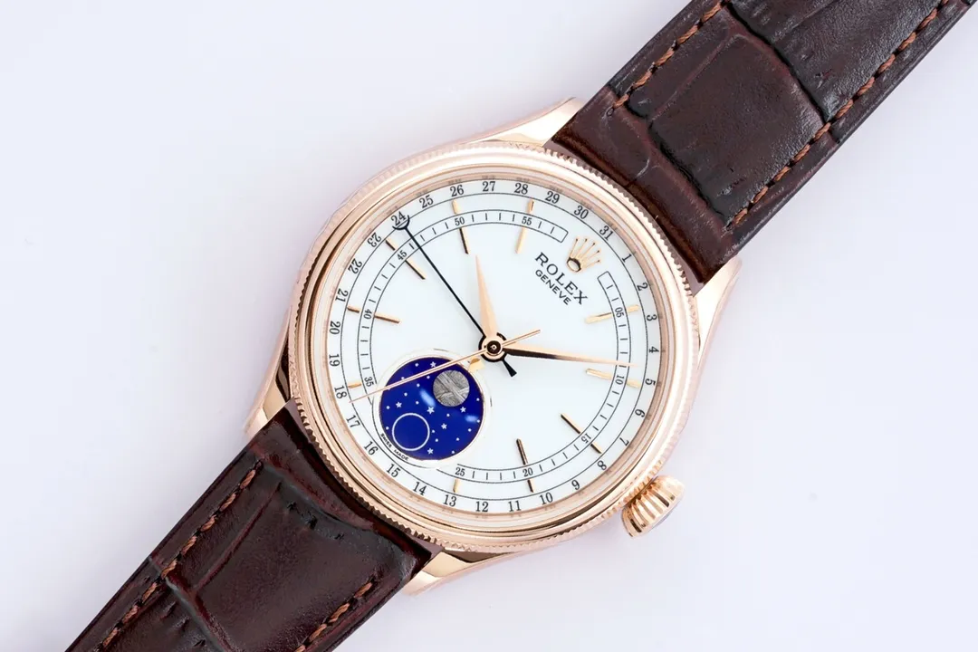 New product in 2023, EW Rolex Cellini Moon Phase 39 1⃣️ is equipped with 3195 automatic winding movement, quick-adjusting hour hand, quick-adjusting moon phase, and the functions are authentic. 2⃣️Integrated middle case, screw-in bottom cover and winding crown. 3⃣️The structural dimensions and thickness are the same as the original ones, with a diameter of 39 mm and a thickness of 12.5 mm. 4⃣️Domed sapphire glass, top-notch Italian fully-wrapped cowhide leather straps, synchronizing the timing, thickness, and structure with the original.