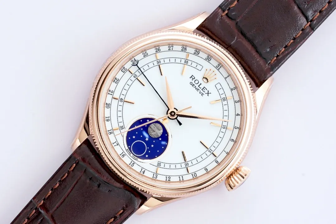 New product in 2023, EW Rolex Cellini Moon Phase 39 1⃣️ is equipped with 3195 automatic winding movement, quick-adjusting hour hand, quick-adjusting moon phase, and the functions are authentic. 2⃣️Integrated middle case, screw-in bottom cover and winding crown. 3⃣️The structural dimensions and thickness are the same as the original ones, with a diameter of 39 mm and a thickness of 12.5 mm. 4⃣️Domed sapphire glass, top-notch Italian fully-wrapped cowhide leather straps, synchronizing the timing, thickness, and structure with the original.