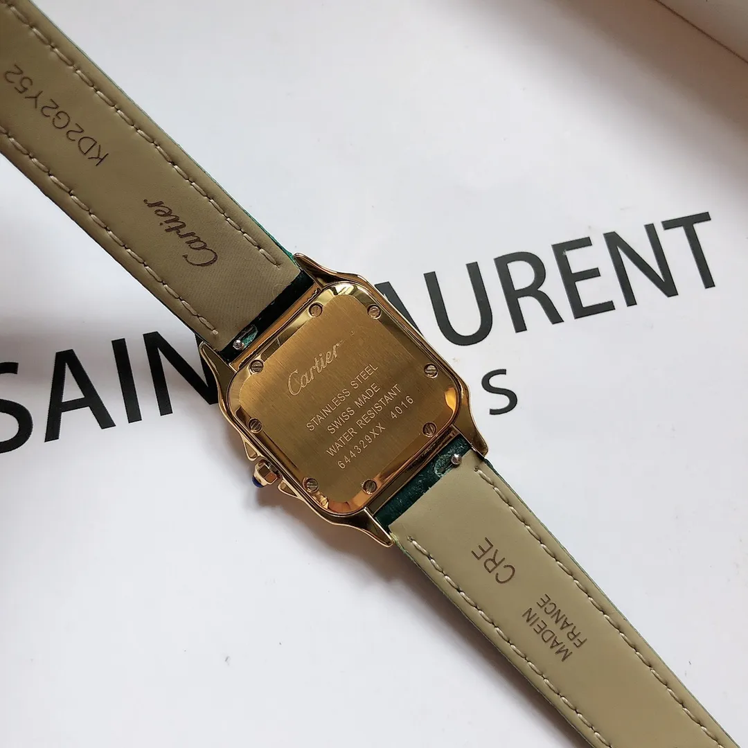【Foreign trade import】💰1120! Cartier Panthère de Cartier cheetah watch, gorgeous and unruly, is the aesthetic style conveyed by Panthère de Cartier cheetah. Its lines are smooth, charming, soft and docile on the wrist, as if dancing on the skin. The unique shape highlights a mature, elegant, confident and attractive female image. The case is one-piece, 27mm medium size, equipped with original Swiss quartz movement, 316L stainless steel case, crown set with a synthetic blue spinel, silver-plated dial, sword-shaped blue steel hands