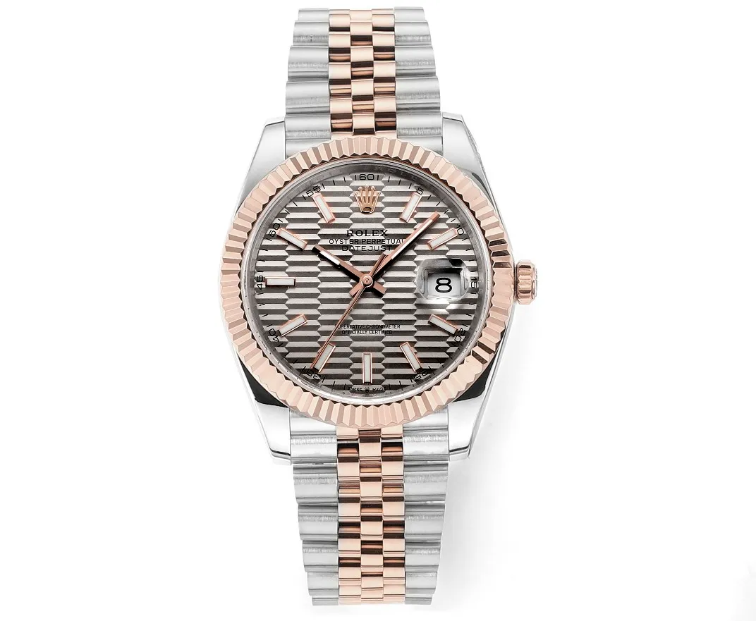 【High-end replica】💰1240! 【Customized all-in-one machine】💰1900! [Top replica] Private chat! ! ! The Rolex Datejust 41mm series creates a classic watch model. 1: The movement adopts Swiss 3235 movement. 2: In terms of material, the overall material is made of 904 steel. The curvature of the side of the case is polished in place, and the thickness of the side is consistent with the original. 3: Classic dog tooth collar. The platinum (electroplated) ring presents a radiant light effect that is extremely close to the original version, and the triangular pit pattern is clean and neat. 4: The watch mirror is made of real sapphire mirror, which increases the transparency of the watch. At the same time, it has been treated with anti-glare technology, making it very convenient to read watch data and has high hardness. 5: The only synchronous original thickness in the market is 11.5mm. This picture was taken in top reproduction quality!