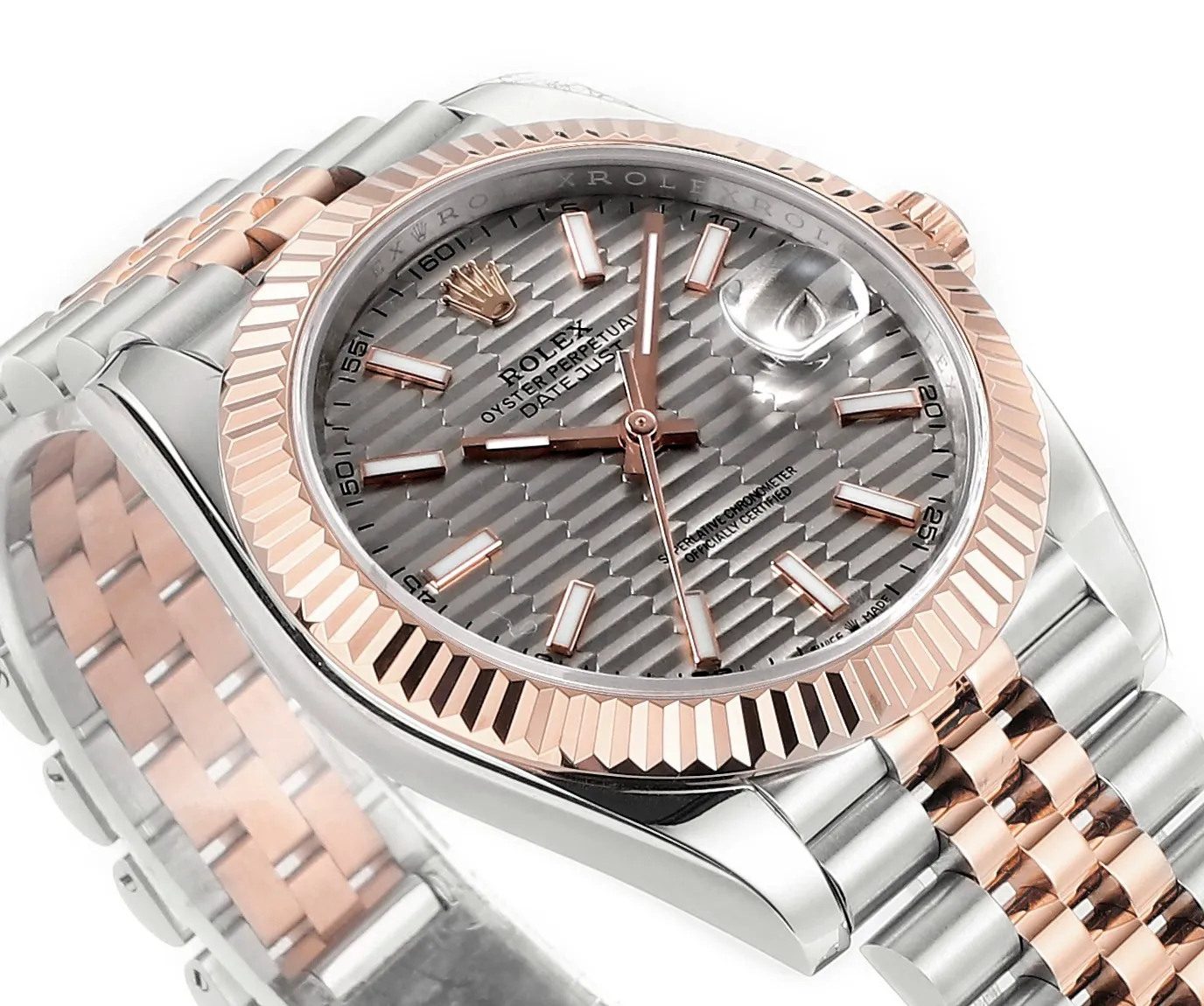【High-end replica】💰1240! 【Customized all-in-one machine】💰1900! [Top replica] Private chat! ! ! The Rolex Datejust 41mm series creates a classic watch model. 1: The movement adopts Swiss 3235 movement. 2: In terms of material, the overall material is made of 904 steel. The curvature of the side of the case is polished in place, and the thickness of the side is consistent with the original. 3: Classic dog tooth collar. The platinum (electroplated) ring presents a radiant light effect that is extremely close to the original version, and the triangular pit pattern is clean and neat. 4: The watch mirror is made of real sapphire mirror, which increases the transparency of the watch. At the same time, it has been treated with anti-glare technology, making it very convenient to read watch data and has high hardness. 5: The only synchronous original thickness in the market is 11.5mm. This picture was taken in top reproduction quality!