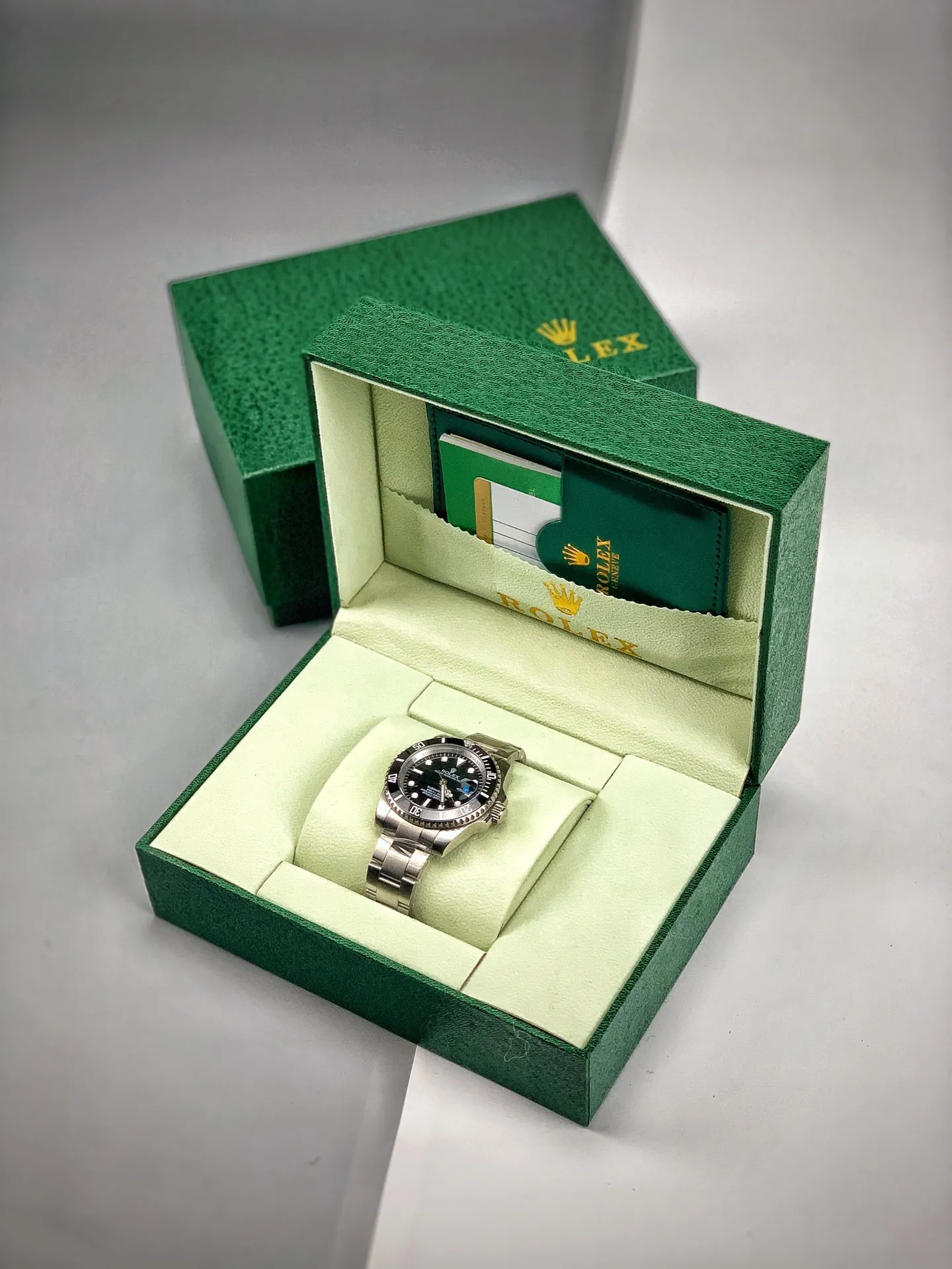 【Foreign trade import】💰850! The Rolex Blackwater Ghost counter has increased to 110,000. It is so handsome that it must be sold every day. Feel free to compare various 500-1000 pig-killing versions on the market to avoid being cheated. Look for real photos and avoid detours. Stainless steel strap, anti-scratch blue crystal glass, mechanical movement, case diameter 40mm, 🔥One watch is hard to find at the counter Rolex Blackwater Ghost # Dial rotation function consistent with the original # Solid stainless steel material, pure waterjet cutting, brushing treatment # Fully automatic imported mechanical movement, stable travel time, real mechanical watch # Original safety buckle, Polished etching process steel seal on the inside of the buckle, Luminous effect # There is a "little crown" anti-counterfeiting mark at 6 o'clock, synchronized authenticity # Full set of packaging, including invoice, warranty certificate, UnionPay gift box, one step in place