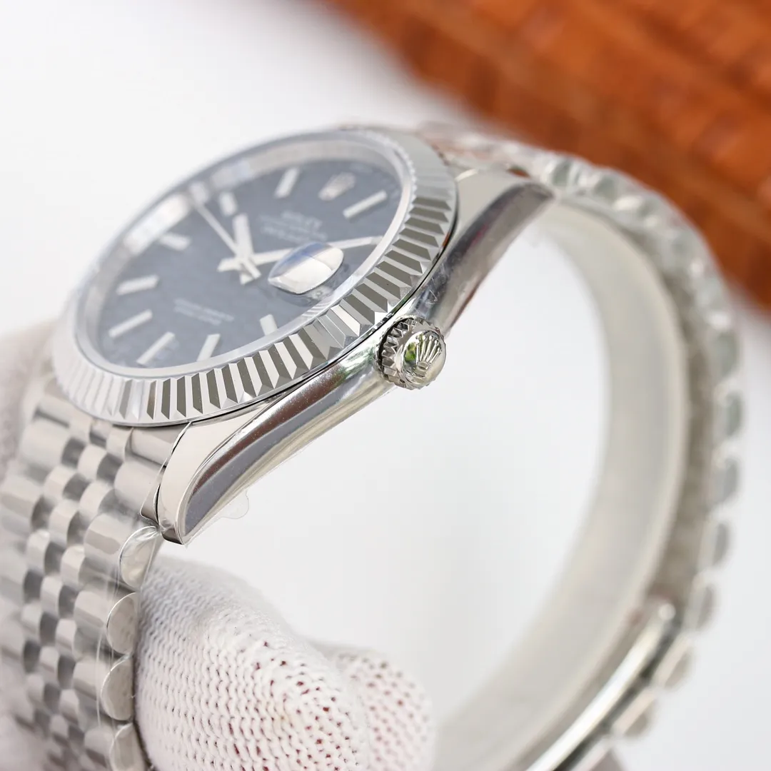 【High-end replica】💰1160! 【Top Replica】💰Private chat! The Rolex Diary series continues to improve the replica effect, and the ROLEX research spirit of continuous improvement in gold, rose, and stainless steel, especially the industry recognition of the five artifacts, has been an upward trend in sales! [Size] Diameter 41mm [Mirror] Scratch-resistant sapphire mirror, anti-reflective convex magnifying calendar window [Case] ​​316L stainless steel, the crown is the same as the counter! [Movement] 3235 automatic mechanical movement, ensuring the stability of the movement! [Watch Strap] Oyster-style three-piece and five-piece watch straps, folding buckle, as easy to buckle as at the counter, and the details of the buckle are also well engraved! This picture was taken as a top-notch replica!