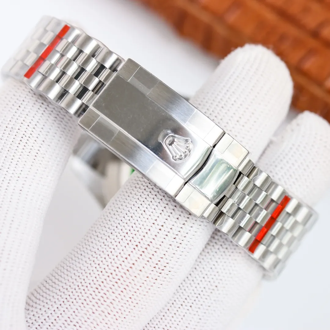【High-end replica】💰1160! 【Top Replica】💰Private chat! The Rolex Diary series continues to improve the replica effect, and the ROLEX research spirit of continuous improvement in gold, rose, and stainless steel, especially the industry recognition of the five artifacts, has been an upward trend in sales! [Size] Diameter 41mm [Mirror] Scratch-resistant sapphire mirror, anti-reflective convex magnifying calendar window [Case] ​​316L stainless steel, the crown is the same as the counter! [Movement] 3235 automatic mechanical movement, ensuring the stability of the movement! [Watch Strap] Oyster-style three-piece and five-piece watch straps, folding buckle, as easy to buckle as at the counter, and the details of the buckle are also well engraved! This picture was taken as a top-notch replica!