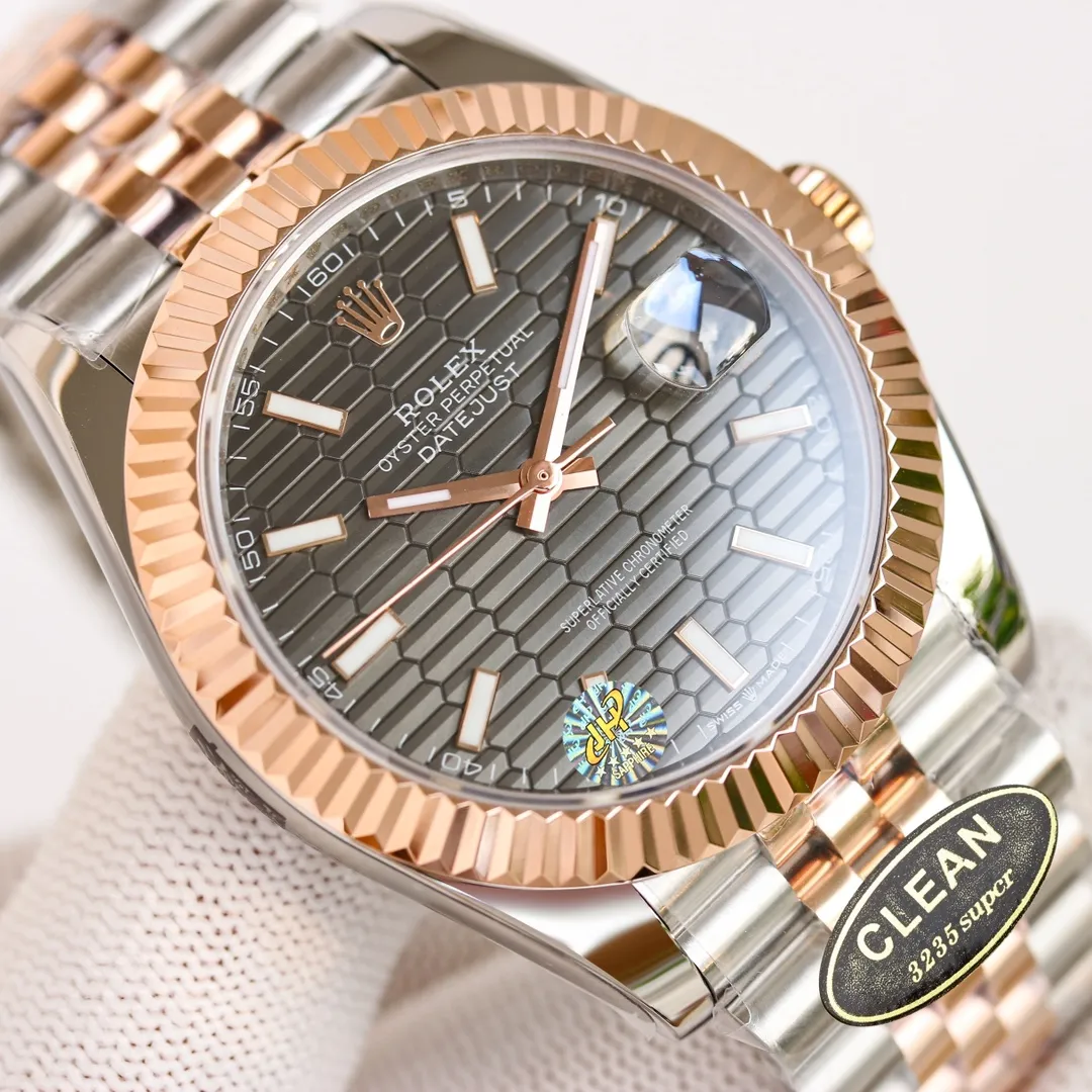 Factory C’s new masterpiece! The Rolex Datejust series continues to improve the re-engraving effect, and the ROLEX Rolex gold, rose, and stainless steel research spirit of continuous improvement, especially the industry recognition of the five artifacts, currently sales have been on an upward trend! [Size] Diameter 41mm [Mirror] Anti-scratch blue crystal glass, anti-reflective convex magnifying calendar window [Case] ​​316L stainless steel, the crown is the same as the counter! The white shell is a rod below the crown! The golden shell is the two points below the crown! The side of the case is consistent with the original version and has an anti-counterfeiting QR code added. [Movement] Seagull 2824 automatic mechanical movement, ensuring the stability of the movement! [Watch strap] The strap tips of the Oyster three-piece and five-piece straps are consistent with the original ones. They are assembled in 5 pieces and are very difficult to assemble! The strap head is more detailed and optimized! The folding clasp of the watch chain is as easy to buckle as at the counter, and the details of the watch buckle are also well engraved!  Excellent replica and sincere masterpiece! Let's do it together once and for all! Welcome all cousins ​​to taste it!