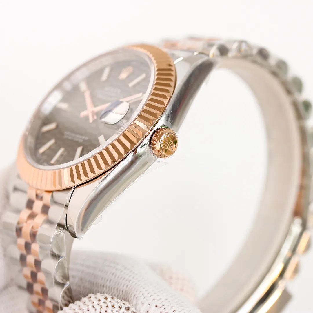 Factory C’s new masterpiece! The Rolex Datejust series continues to improve the re-engraving effect, and the ROLEX Rolex gold, rose, and stainless steel research spirit of continuous improvement, especially the industry recognition of the five artifacts, currently sales have been on an upward trend! [Size] Diameter 41mm [Mirror] Anti-scratch blue crystal glass, anti-reflective convex magnifying calendar window [Case] ​​316L stainless steel, the crown is the same as the counter! The white shell is a rod below the crown! The golden shell is the two points below the crown! The side of the case is consistent with the original version and has an anti-counterfeiting QR code added. [Movement] Seagull 2824 automatic mechanical movement, ensuring the stability of the movement! [Watch strap] The strap tips of the Oyster three-piece and five-piece straps are consistent with the original ones. They are assembled in 5 pieces and are very difficult to assemble! The strap head is more detailed and optimized! The folding clasp of the watch chain is as easy to buckle as at the counter, and the details of the watch buckle are also well engraved!  Excellent replica and sincere masterpiece! Let's do it together once and for all! Welcome all cousins ​​to taste it!