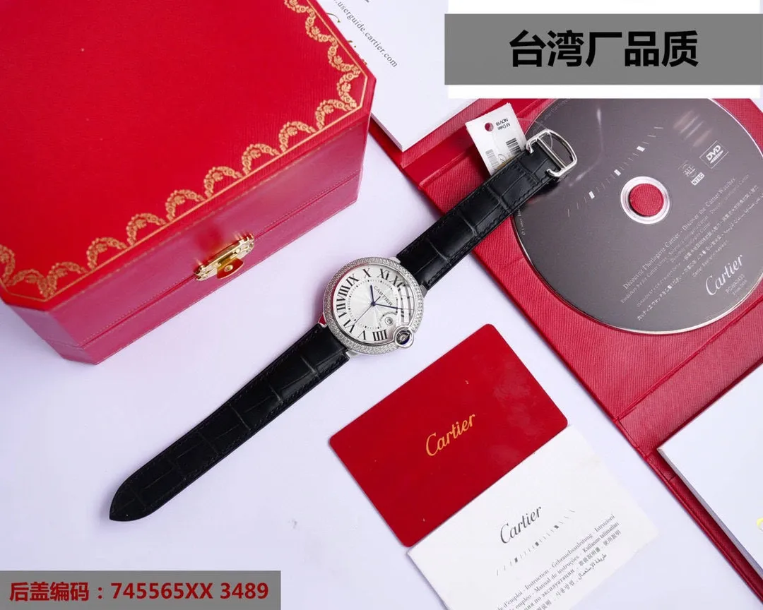 Taiwan factory blue balloon V12 version, 28-42 size combination picture, look for the bottom cover code 745565xx3489), this series of watches is famous for its delicate style and elegant style in the Cartier watchmaking industry. Of course, this watch must have such characteristics. The color of the stainless steel case makes the watch as light as a balloon, and the blue crown seems to have disobediently deviated from the original planned trajectory, like a playful couple. The Roman numerals on the dial look retro and deep, decorated with guilloche patterns and sword-shaped hands. The entire watch gives people a delicate and considerate feel. Isn’t this what couples need? Built-in: Japan's Citizen fully automatic machine, also with Swiss quartz, water drop (fish eye bubble) sapphire glass mirror, highly waterproof, burnt steel blue pointer color, curvature shape of the crown