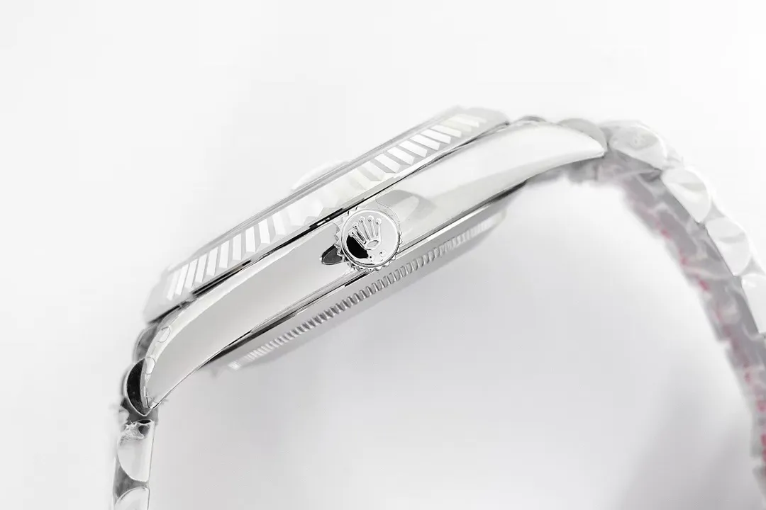 【High-end replica】💰1300! 【Top Replica】💰Private chat! Rolex Day-Date 40 [Upgraded to the new 3255 all-in-one machine] 1⃣️ Sapphire mirror, calendar 2.5x magnifying glass, the effect is synchronized with the original version. 2⃣️Oyster case structure, integrated middle case, screw-in bottom cover and winding crown. 3⃣️The structural dimensions and thickness are the same as the original ones, with a diameter of 40 mm and a thickness of 12 mm. 4⃣️ Equipped with 3255 integrated movement, the time adjustment, thickness and structure are synchronized with the original version. Picture shooting Wei's top replica real shot!
