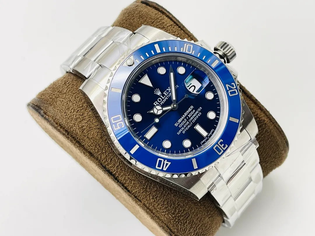 [VS Factory2022 inherits the past and connects the future with the upgraded version of V2, creating a new era of water ghosts] One watch, one card and one code, filling the gap in the market. The most cost-effective Rolex Submariner 40MM watch is shockingly released! [Technical Advantages] 1⃣️The diameter is 40MM. The water ghost is equipped with a genuine substitute clean ring. The green ghost is emerald green and translucent, and the black ghost is as deep as ink. 2⃣️The literal radial pattern has a delicate gloss, the green color is consistent with the original product, almost zero color difference, the luminous filling is full, and the brightness is long-lasting. 3⃣️904 consumable steel is used to create a hard watch body, which is polished with craftsmanship from the inside to the outside. The case size data is perfectly restored and can be interchanged with genuine products. 4⃣️The strap is smooth and made of the same 904L. The details of the strap and buckle are chamfered and polished. It feels soft and comfortable and the operation is effortless. 5⃣️New generation 3135 movement, real KIF shock absorber, more reliable and stable. 6⃣️The waterproof performance is comparable to the genuine product - the screw-in outer ring, bottom cover and winding crown system, combined with the middle case, perfectly demonstrate the waterproof performance of the consumable watch case. VS has improved many shortcomings of past submariners, and also given a higher cost performance, benefiting the majority of watch lovers. VS Factory2022’s ingenious masterpiece welcomes all watch friends to taste it!