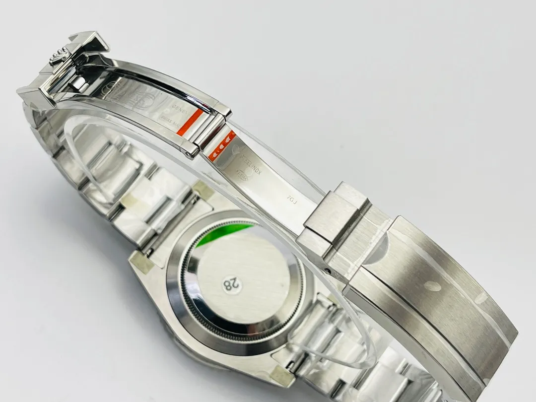 [VS Factory2022 inherits the past and connects the future with the upgraded version of V2, creating a new era of water ghosts] One watch, one card and one code, filling the gap in the market. The most cost-effective Rolex Submariner 40MM watch is shockingly released! [Technical Advantages] 1⃣️The diameter is 40MM. The water ghost is equipped with a genuine substitute clean ring. The green ghost is emerald green and translucent, and the black ghost is as deep as ink. 2⃣️The literal radial pattern has a delicate gloss, the green color is consistent with the original product, almost zero color difference, the luminous filling is full, and the brightness is long-lasting. 3⃣️904 consumable steel is used to create a hard watch body, which is polished with craftsmanship from the inside to the outside. The case size data is perfectly restored and can be interchanged with genuine products. 4⃣️The strap is smooth and made of the same 904L. The details of the strap and buckle are chamfered and polished. It feels soft and comfortable and the operation is effortless. 5⃣️New generation 3135 movement, real KIF shock absorber, more reliable and stable. 6⃣️The waterproof performance is comparable to the genuine product - the screw-in outer ring, bottom cover and winding crown system, combined with the middle case, perfectly demonstrate the waterproof performance of the consumable watch case. VS has improved many shortcomings of past submariners, and also given a higher cost performance, benefiting the majority of watch lovers. VS Factory2022’s ingenious masterpiece welcomes all watch friends to taste it!