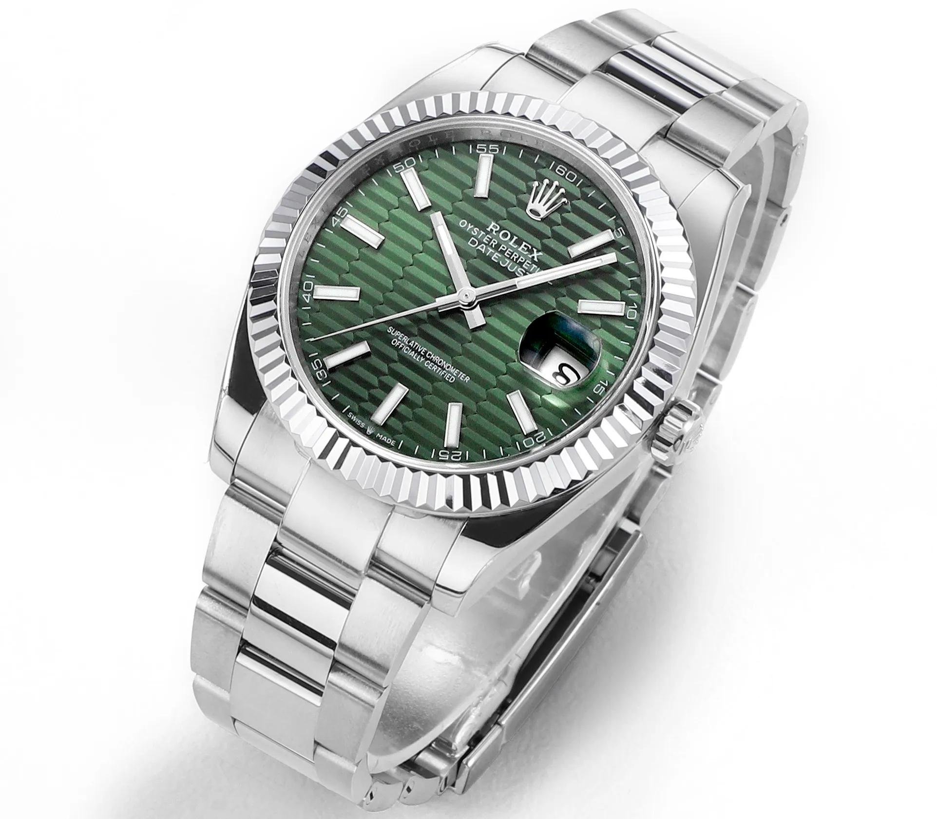 【High-end replica】💰1160! 【Customized all-in-one machine】💰1720! [Top replica] Private chat! ! ! The Rolex Datejust 41mm series creates a classic watch model. 1: The movement adopts Swiss 3235 movement. 2: In terms of material, the overall material is made of 904 steel. The curvature of the side of the case is polished in place, and the thickness of the side is consistent with the original. 3: Classic dog tooth collar. The platinum (electroplated) ring presents a radiant light effect that is extremely close to the original version, and the triangular pit pattern is clean and neat. 4: The watch mirror is made of real sapphire mirror, which increases the transparency of the watch. At the same time, it has been treated with anti-glare technology, making it very convenient to read watch data and has high hardness. 5: The only synchronous original thickness in the market is 11.5mm. This picture was taken in top reproduction quality!