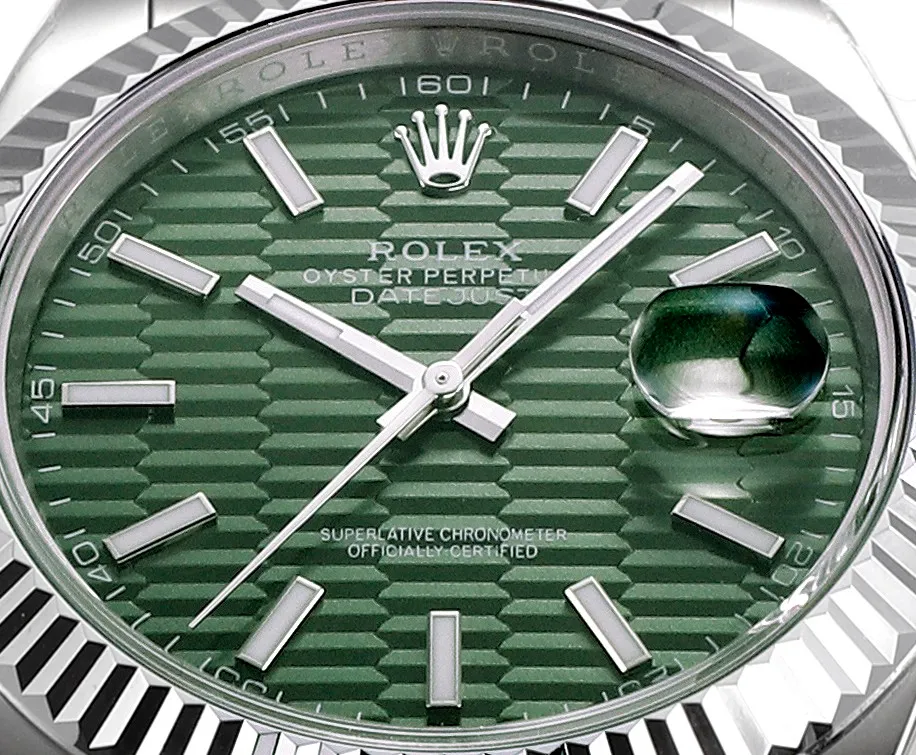 【High-end replica】💰1160! 【Customized all-in-one machine】💰1720! [Top replica] Private chat! ! ! The Rolex Datejust 41mm series creates a classic watch model. 1: The movement adopts Swiss 3235 movement. 2: In terms of material, the overall material is made of 904 steel. The curvature of the side of the case is polished in place, and the thickness of the side is consistent with the original. 3: Classic dog tooth collar. The platinum (electroplated) ring presents a radiant light effect that is extremely close to the original version, and the triangular pit pattern is clean and neat. 4: The watch mirror is made of real sapphire mirror, which increases the transparency of the watch. At the same time, it has been treated with anti-glare technology, making it very convenient to read watch data and has high hardness. 5: The only synchronous original thickness in the market is 11.5mm. This picture was taken in top reproduction quality!