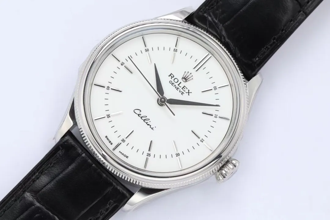 New product in 2023, EW Rolex Cellini Chrono 39 1⃣️ is equipped with 3132 automatic winding movement and has no redundant calendar files. 2⃣️Integrated middle case, screw-in bottom cover and winding crown. 3⃣️The structural dimensions and thickness are the same as the original ones, with a diameter of 39 mm and a thickness of 11.5 mm. 4⃣️Domed sapphire glass, top-notch Italian fully-wrapped cowhide leather straps, synchronizing the timing, thickness, and structure with the original.