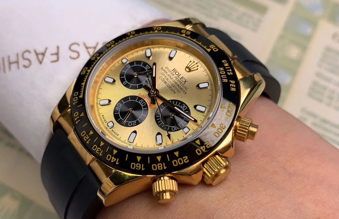 【High-end replica】💰970! Rolex Daytona series [Movement] A customized three-eye enlarged version of the fully automatic mechanical movement is used to make the distance between the three function dials the same as the original. [Case] ​​40mmX13mm deep black ceramic solid outer ring with scales (real ceramic technology, non-scratchable, never fade, texture consistent with the original) [Dial] The function dial font and the dial logo are superimposed and printed using a superimposed printing process. There will be a slight bulge when viewed from the side. The background texture of the disk has been filtered and corrected countless times to ensure that it is 100% consistent with the original. The Rolex metal LOGO on it is separately molded, and it can be compared to the original in terms of three-dimensionality and roundness. The easy-to-read Chroma light luminous display is equipped with long-lasting luminous material. [Mirror] Flat sapphire crystal glass is scratch-resistant, and the effect will never be ghosted, consistent with the original product. ⚠️⚠️ (Six-digit Rolex’s unique anti-counterfeiting mark, small crown👑) [Buckle] Made of imported 316 steel and polished from 1:1 parts. The inner side is sanded and corroded by the Rolex steel seal. The outer buckle safety ring is exactly the same as the genuine one. Perfect in every detail.