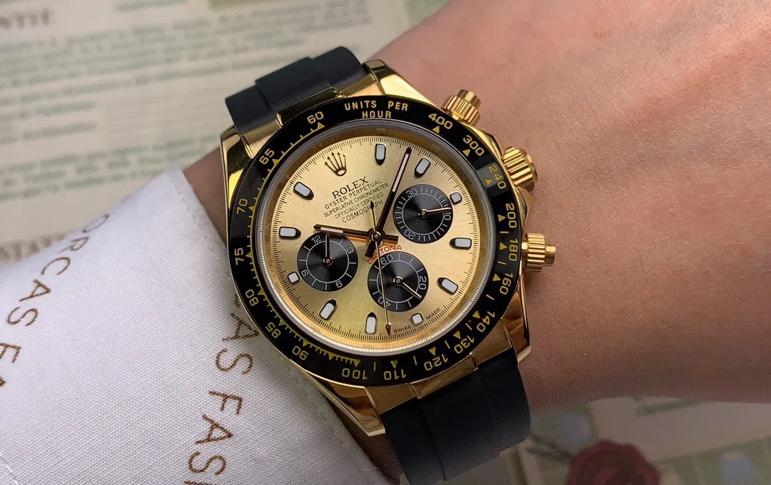 【High-end replica】💰970! Rolex Daytona series [Movement] A customized three-eye enlarged version of the fully automatic mechanical movement is used to make the distance between the three function dials the same as the original. [Case] ​​40mmX13mm deep black ceramic solid outer ring with scales (real ceramic technology, non-scratchable, never fade, texture consistent with the original) [Dial] The function dial font and the dial logo are superimposed and printed using a superimposed printing process. There will be a slight bulge when viewed from the side. The background texture of the disk has been filtered and corrected countless times to ensure that it is 100% consistent with the original. The Rolex metal LOGO on it is separately molded, and it can be compared to the original in terms of three-dimensionality and roundness. The easy-to-read Chroma light luminous display is equipped with long-lasting luminous material. [Mirror] Flat sapphire crystal glass is scratch-resistant, and the effect will never be ghosted, consistent with the original product. ⚠️⚠️ (Six-digit Rolex’s unique anti-counterfeiting mark, small crown👑) [Buckle] Made of imported 316 steel and polished from 1:1 parts. The inner side is sanded and corroded by the Rolex steel seal. The outer buckle safety ring is exactly the same as the genuine one. Perfect in every detail.