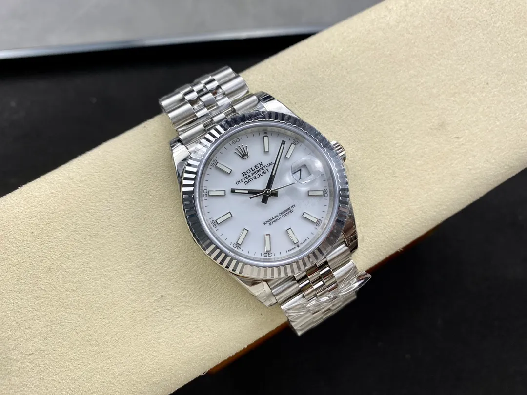 【High-end replica】💰1160! 【Customized all-in-one machine】💰1720! [Top replica] Private chat! ! ! The Rolex Datejust 41mm series creates a classic watch model. 1: The movement adopts Swiss 3235 movement. 2: In terms of material, the overall material is made of 904 steel. The curvature of the side of the case is polished in place, and the thickness of the side is consistent with the original. 3: Classic dog tooth collar. The platinum (electroplated) ring presents a radiant light effect that is extremely close to the original version, and the triangular pit pattern is clean and neat. 4: The watch mirror is made of real sapphire mirror, which increases the transparency of the watch. At the same time, it has been treated with anti-glare technology, making it very convenient to read watch data and has high hardness. 5: The only synchronous original thickness in the market is 11.5mm. This picture was taken in top reproduction quality!