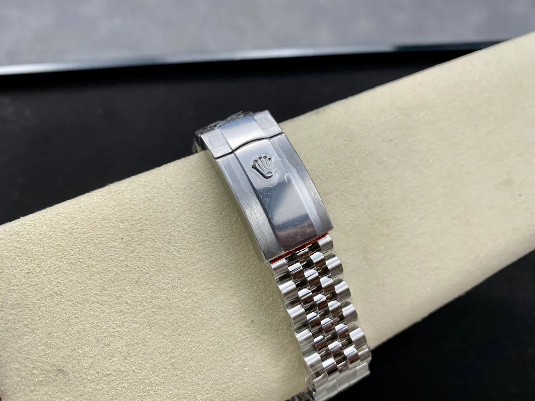【High-end replica】💰1160! 【Customized all-in-one machine】💰1720! [Top replica] Private chat! ! ! The Rolex Datejust 41mm series creates a classic watch model. 1: The movement adopts Swiss 3235 movement. 2: In terms of material, the overall material is made of 904 steel. The curvature of the side of the case is polished in place, and the thickness of the side is consistent with the original. 3: Classic dog tooth collar. The platinum (electroplated) ring presents a radiant light effect that is extremely close to the original version, and the triangular pit pattern is clean and neat. 4: The watch mirror is made of real sapphire mirror, which increases the transparency of the watch. At the same time, it has been treated with anti-glare technology, making it very convenient to read watch data and has high hardness. 5: The only synchronous original thickness in the market is 11.5mm. This picture was taken in top reproduction quality!