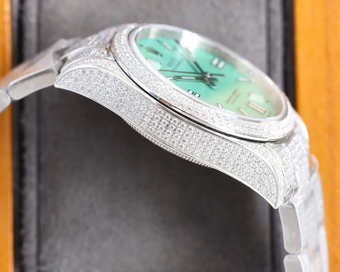 【Top Replica】💰Private chat! High-definition real shots of Rolex women’s watches, full of diamonds for women! ! 36mm diameter! Using fully automatic movement! Rolex luxury 18k nanotechnology! 5 sets of original diamond straps! Carefully crafted with 2,300+ AAA zircons! Be sure that the inlay technology is not the ordinary diamond-laying technology on the market! ! Make the sparkling effect better under the light! Best for gift giving! Brand new with 5 sets of full-diamond steel straps, fully automatic imported mechanical Swiss movement, sapphire scratch-resistant glass mirror, 18k vacuum electroplating that will never fade, the best luxury recommendation for gift giving!