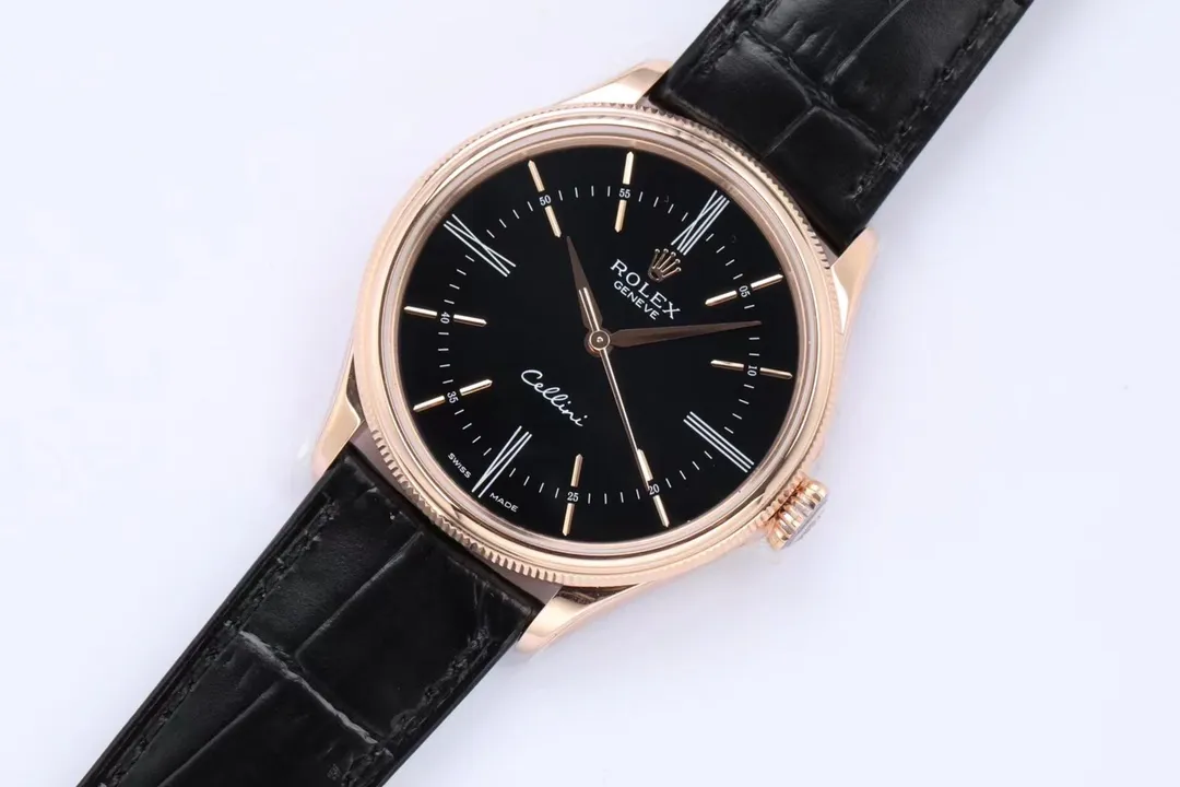 New product in 2023, EW Rolex Cellini Chrono 39 1⃣️ is equipped with 3132 automatic winding movement and has no redundant calendar files. 2⃣️Integrated middle case, screw-in bottom cover and winding crown. 3⃣️The structural dimensions and thickness are the same as the original ones, with a diameter of 39 mm and a thickness of 11.5 mm. 4⃣️Domed sapphire glass, top-notch Italian fully-wrapped cowhide leather straps, synchronizing the timing, thickness, and structure with the original.