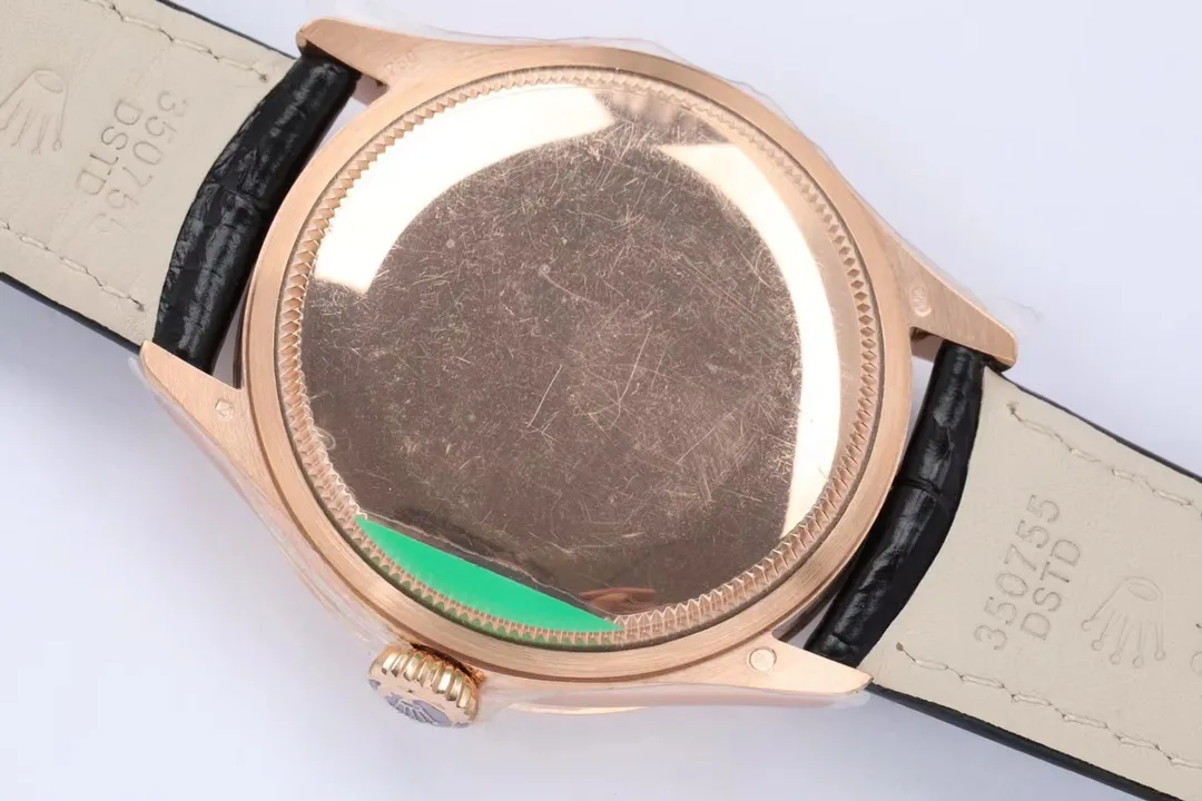 New product in 2023, EW Rolex Cellini Chrono 39 1⃣️ is equipped with 3132 automatic winding movement and has no redundant calendar files. 2⃣️Integrated middle case, screw-in bottom cover and winding crown. 3⃣️The structural dimensions and thickness are the same as the original ones, with a diameter of 39 mm and a thickness of 11.5 mm. 4⃣️Domed sapphire glass, top-notch Italian fully-wrapped cowhide leather straps, synchronizing the timing, thickness, and structure with the original.